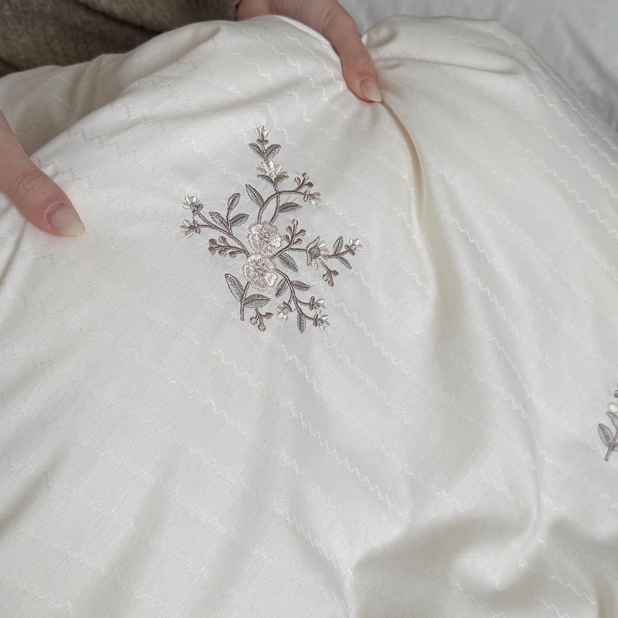 91家纺网 家纺一手货源 找家纺 （总）鹿班家居 2026春季新品全棉提花+刺绣55%大豆被被子被芯-春花盏(标准会员-20元)