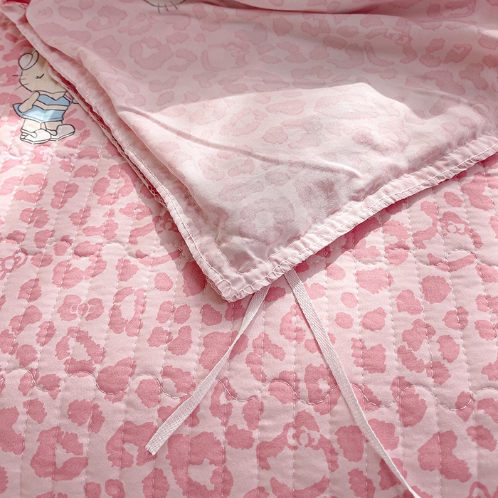 91家纺网 家纺一手货源 找家纺 赛丽雅 2026春夏新款古法水洗棉床盖四件套 KT猫-粉