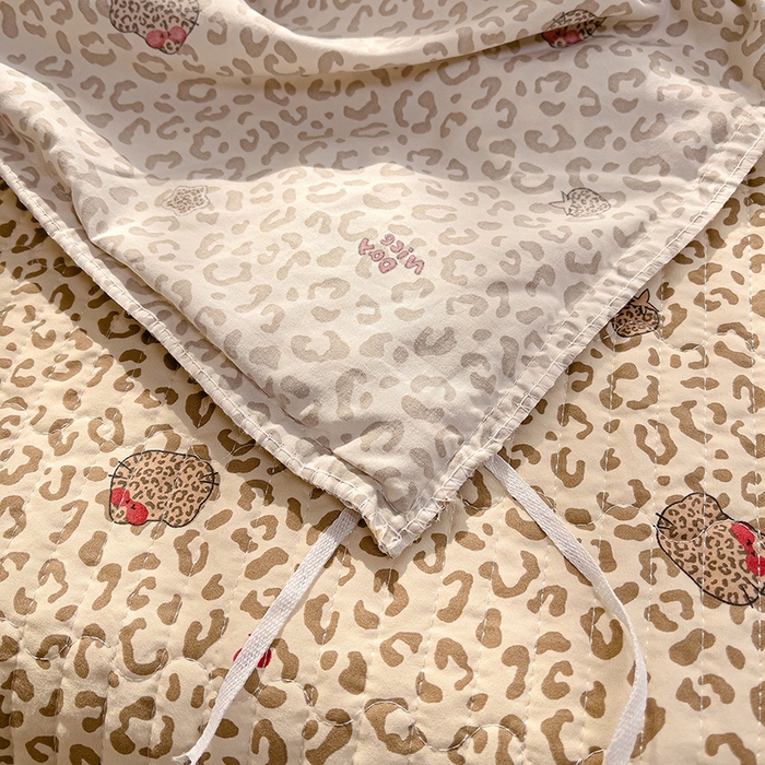 91家纺网 家纺一手货源 找家纺 赛丽雅 2026春夏新款古法水洗棉床盖四件套 豹纹猫咪