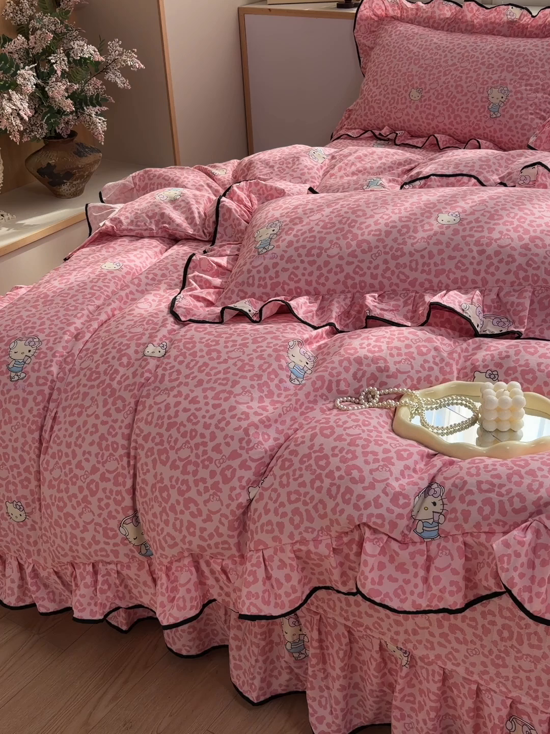 91家纺网 家纺一手货源 找家纺 赛丽雅 2026春夏新款古法水洗棉床盖四件套 KT猫-粉