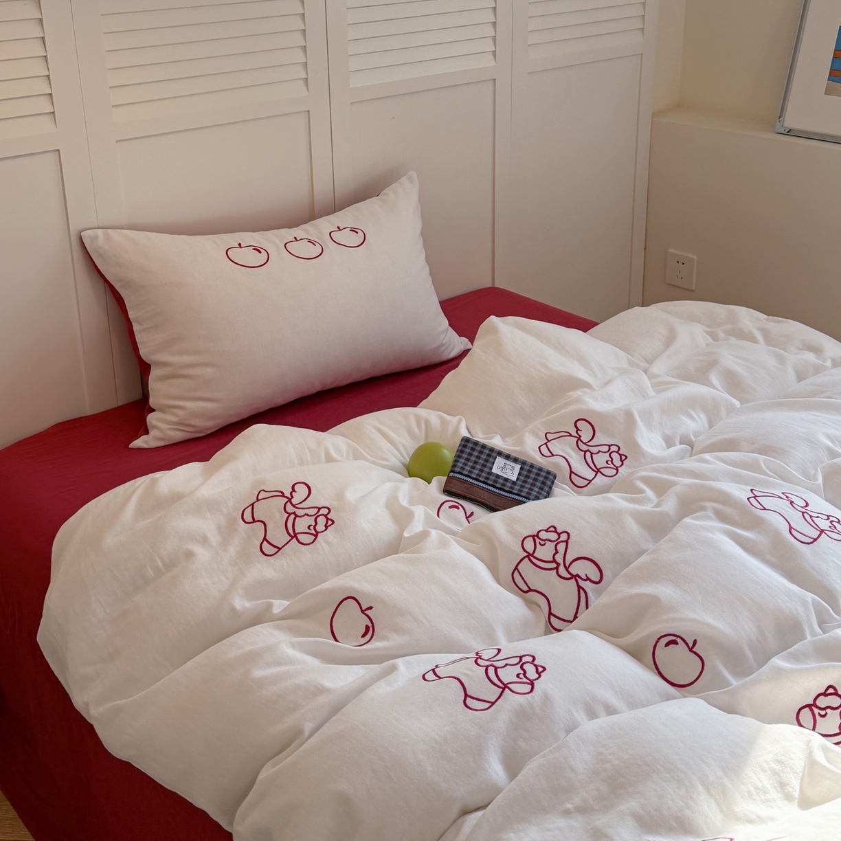 91家纺网 家纺一手货源 找家纺 FORTWO家纺原创设计（FOR TWO家纺） 2026新款全棉双层纱四件套--线条款(会员-15 控价：（券前）基础价不低于小号248元，中号328元，大号348元 床笠加10元) 小马苹果