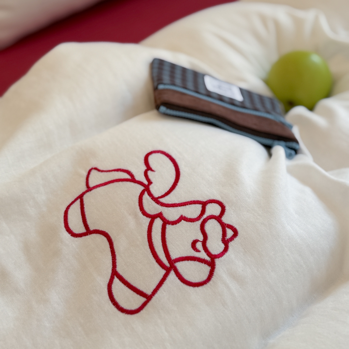 91家纺网 家纺一手货源 找家纺 FORTWO家纺原创设计（FOR TWO家纺） 2026新款全棉双层纱四件套--线条款(会员-15 控价：（券前）基础价不低于小号248元，中号328元，大号348元 床笠加10元) 小马苹果