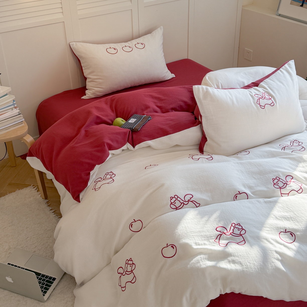 91家纺网 家纺一手货源 找家纺 FORTWO家纺原创设计（FOR TWO家纺） 2026新款全棉双层纱四件套--线条款(会员-15 控价：（券前）基础价不低于小号248元，中号328元，大号348元 床笠加10元) 小马苹果