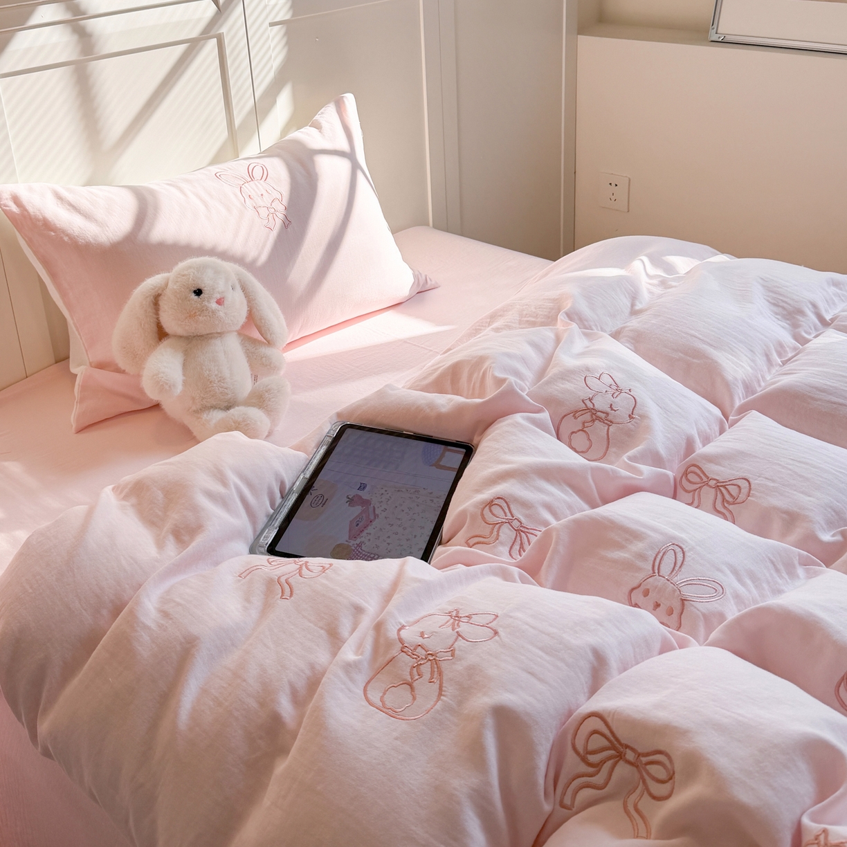 91家纺网 家纺一手货源 找家纺 FORTWO家纺原创设计（FOR TWO家纺） 2026新款全棉双层纱四件套--线条款(会员-15 控价：（券前）基础价不低于小号248元，中号328元，大号348元 床笠加10元) 线条兔兔