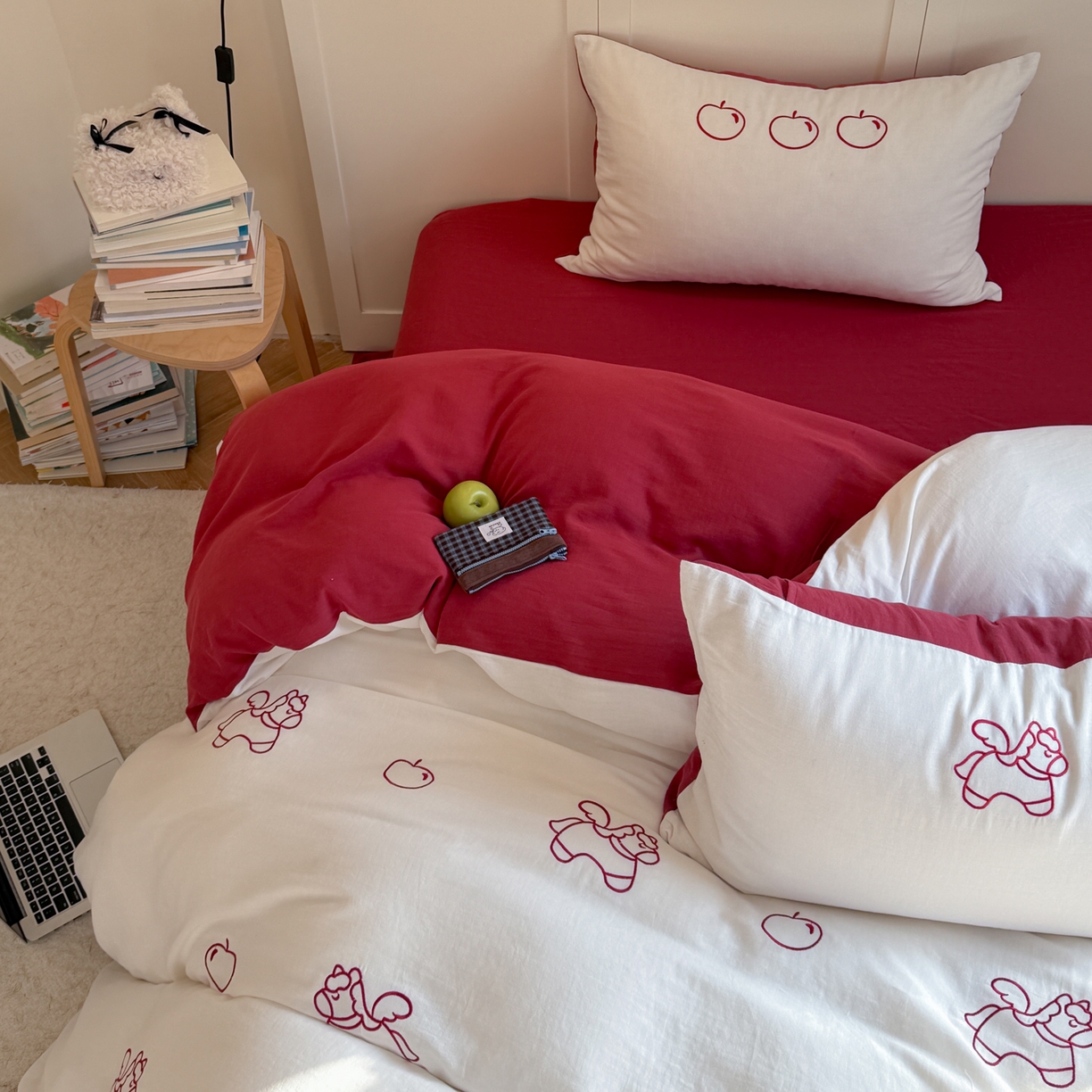 91家纺网 家纺一手货源 找家纺 FORTWO家纺原创设计（FOR TWO家纺） 2026新款全棉双层纱四件套--线条款(会员-15 控价：（券前）基础价不低于小号248元，中号328元，大号348元 床笠加10元) 小马苹果