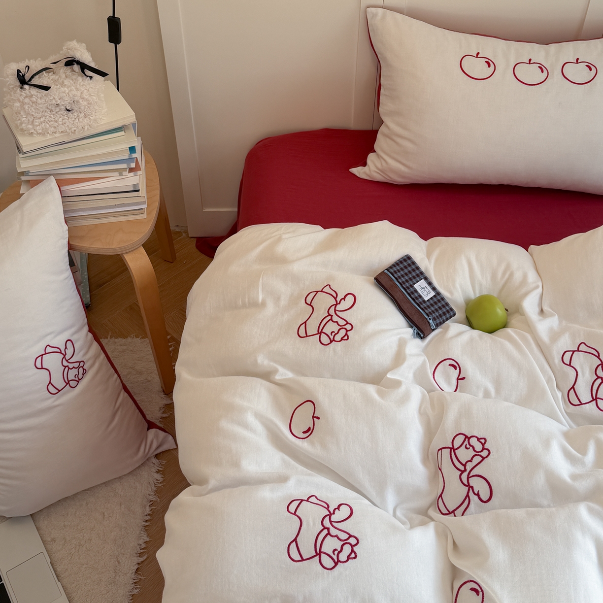 91家纺网 家纺一手货源 找家纺 FORTWO家纺原创设计（FOR TWO家纺） 2026新款全棉双层纱四件套--线条款(会员-15 控价：（券前）基础价不低于小号248元，中号328元，大号348元 床笠加10元) 小马苹果