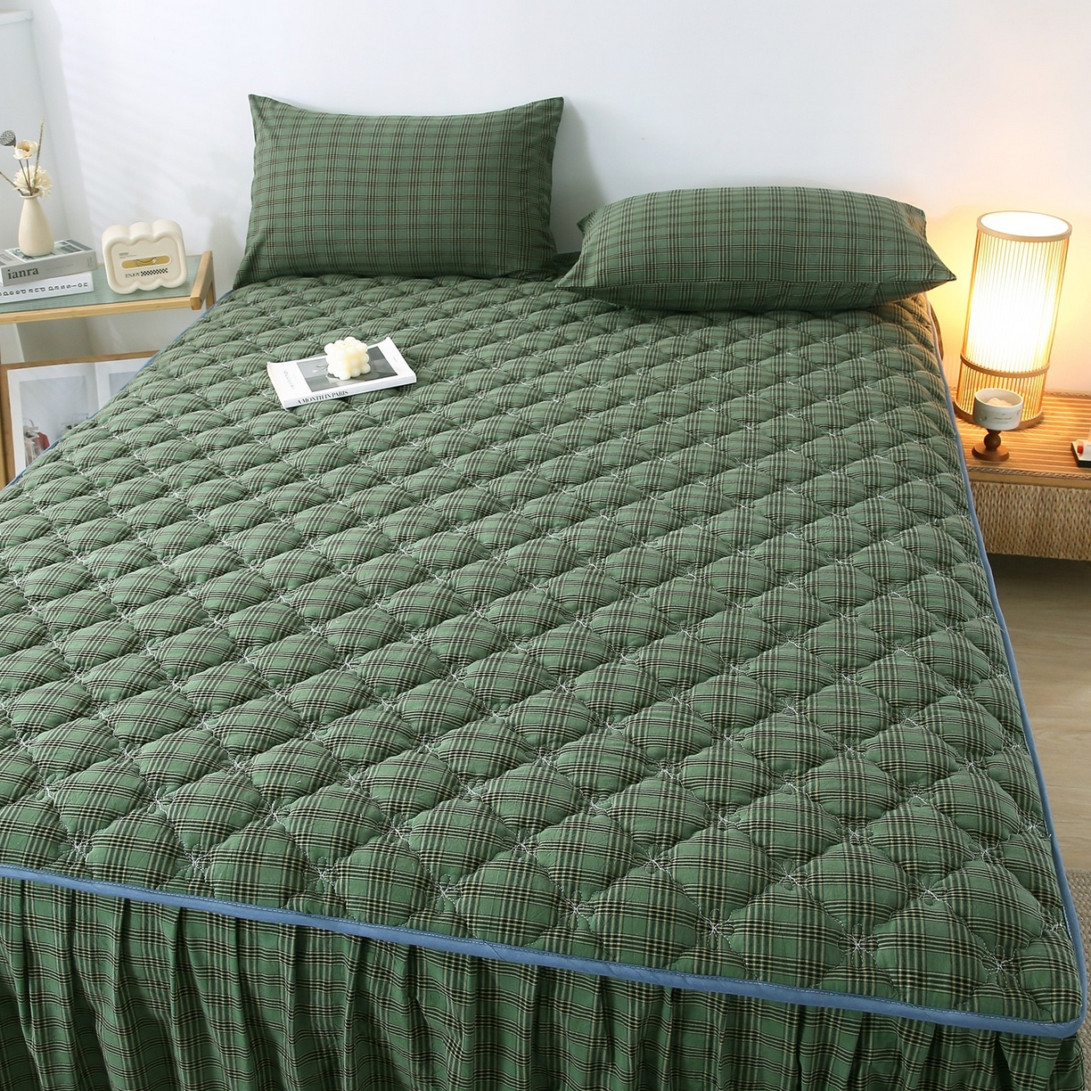 91家纺网 家纺一手货源 找家纺 乐逸家纺 2026新款无印全棉色织水洗棉夹棉床裙三件套 全棉夹棉床裙重楼绿