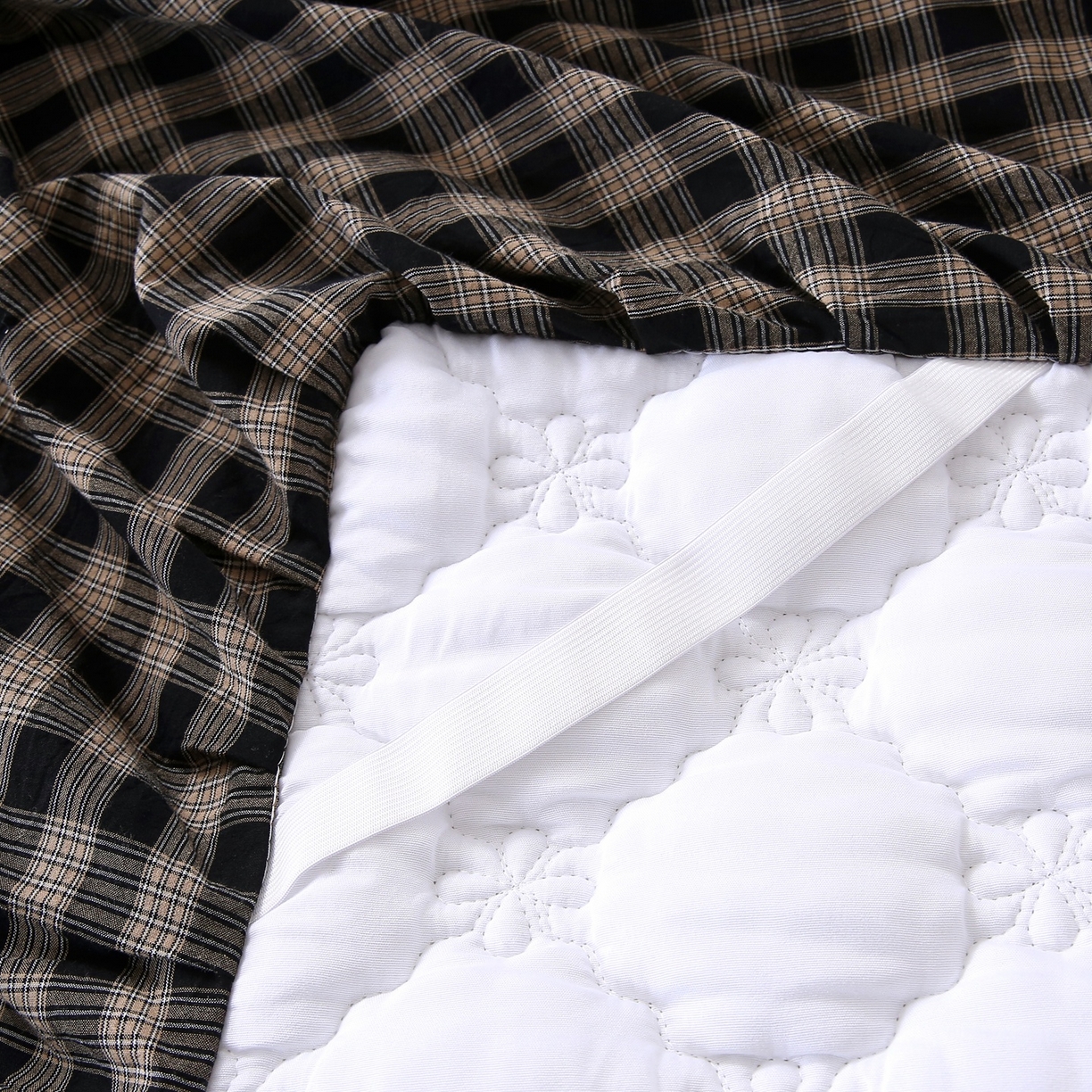 91家纺网 家纺一手货源 找家纺 乐逸家纺 2026新款无印全棉色织水洗棉夹棉床裙三件套 全棉夹棉床裙重楼黑