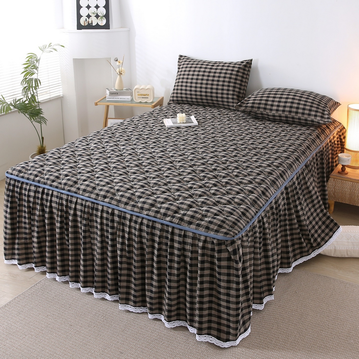 91家纺网 家纺一手货源 找家纺 乐逸家纺 2026新款无印全棉色织水洗棉夹棉床裙三件套 全棉夹棉床裙重楼黑