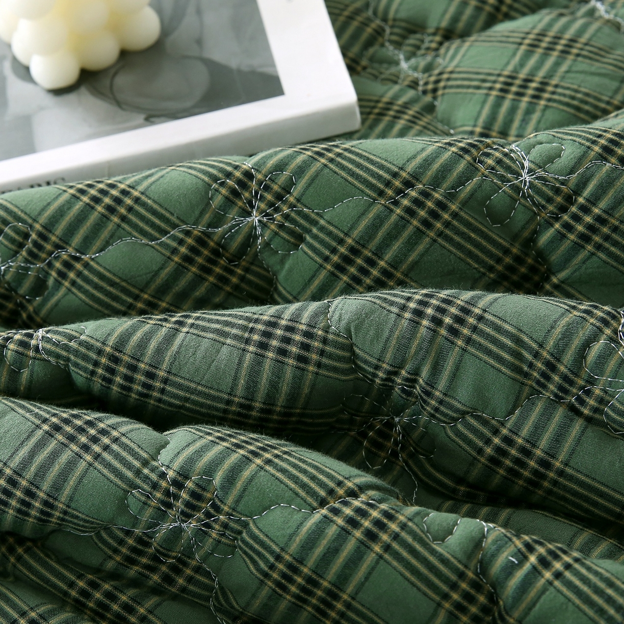 91家纺网 家纺一手货源 找家纺 乐逸家纺 2026新款无印全棉色织水洗棉夹棉床裙三件套 全棉夹棉床裙重楼绿