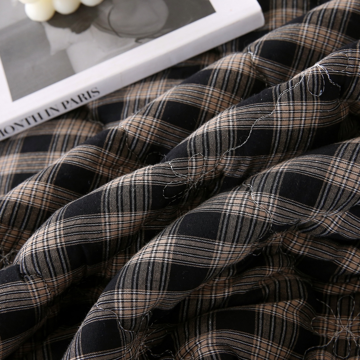 91家纺网 家纺一手货源 找家纺 乐逸家纺 2026新款无印全棉色织水洗棉夹棉床裙三件套 全棉夹棉床裙重楼黑