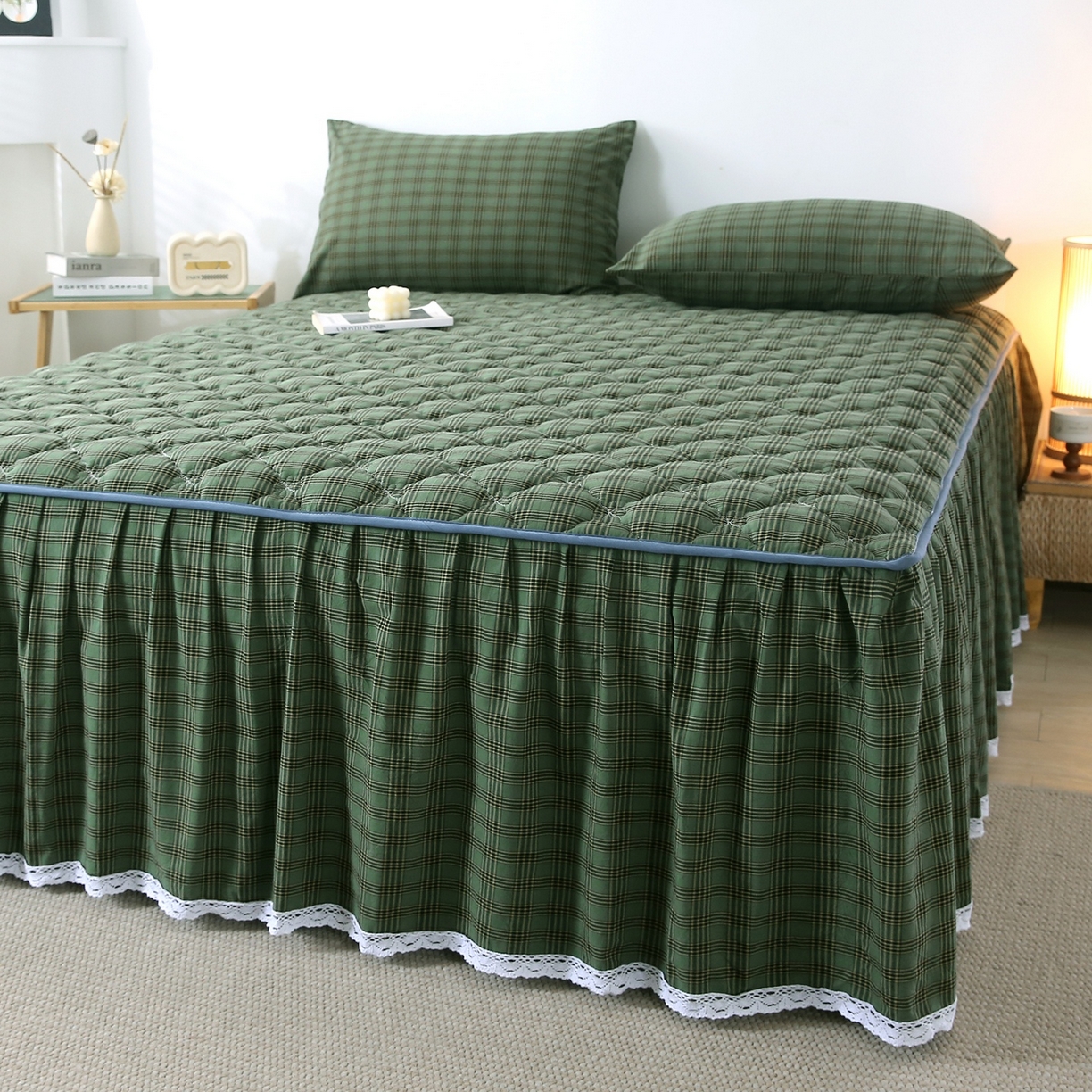 91家纺网 家纺一手货源 找家纺 乐逸家纺 2026新款无印全棉色织水洗棉夹棉床裙三件套 全棉夹棉床裙重楼绿