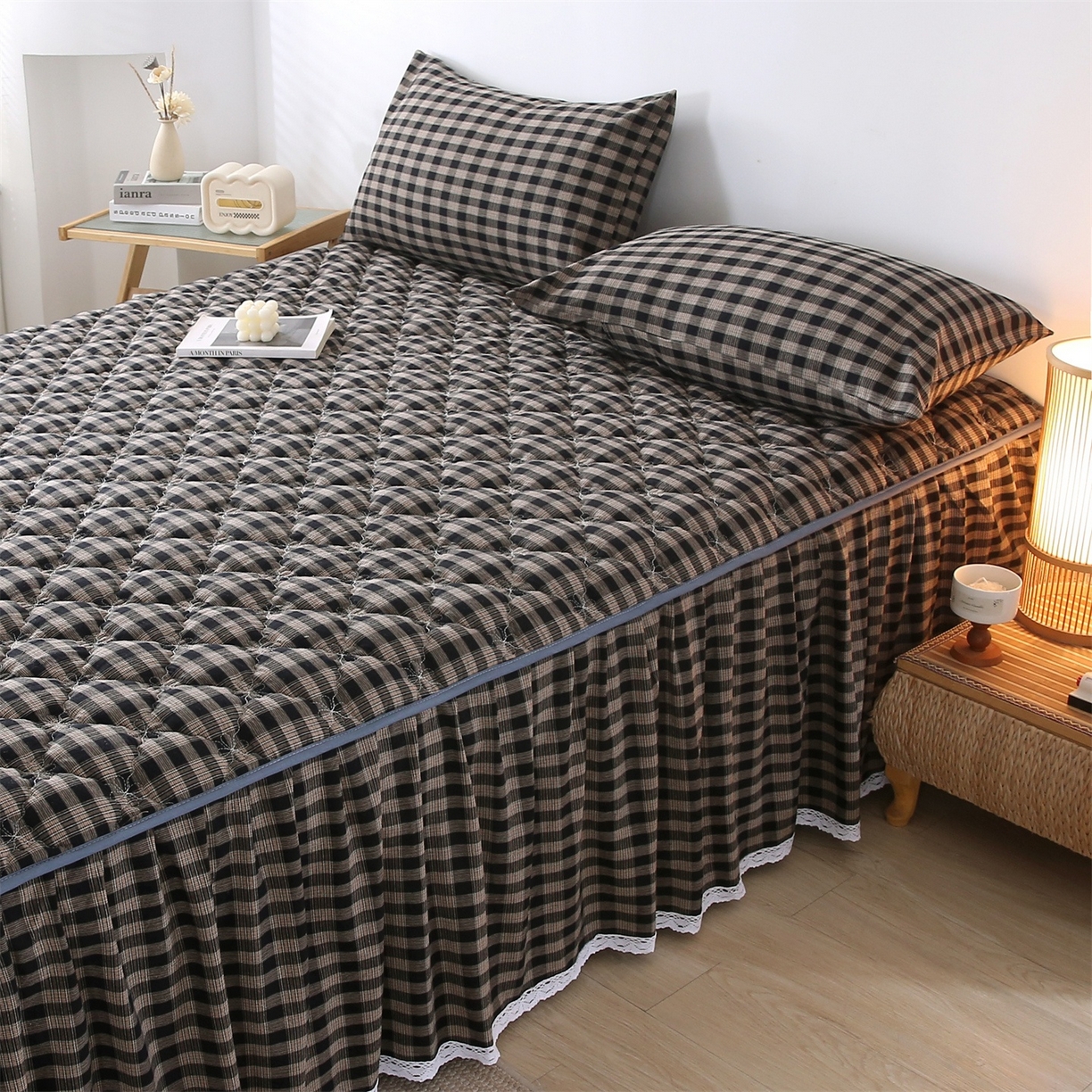 91家纺网 家纺一手货源 找家纺 乐逸家纺 2026新款无印全棉色织水洗棉夹棉床裙三件套 全棉夹棉床裙重楼黑