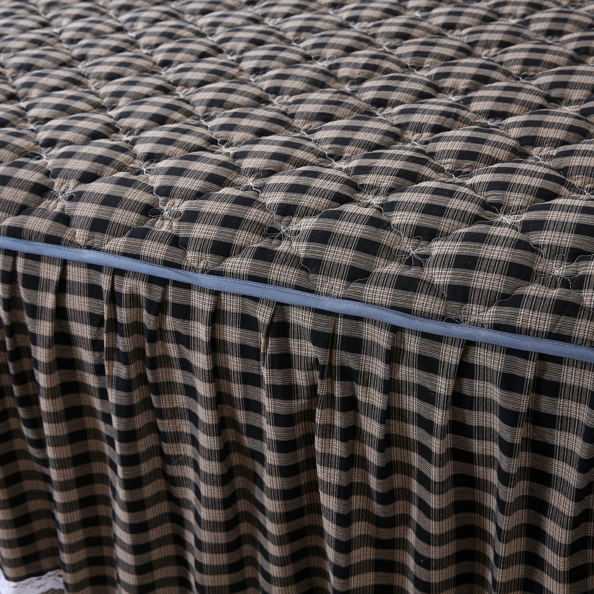 91家纺网 家纺一手货源 找家纺 乐逸家纺 2026新款无印全棉色织水洗棉夹棉床裙三件套 全棉夹棉床裙重楼黑