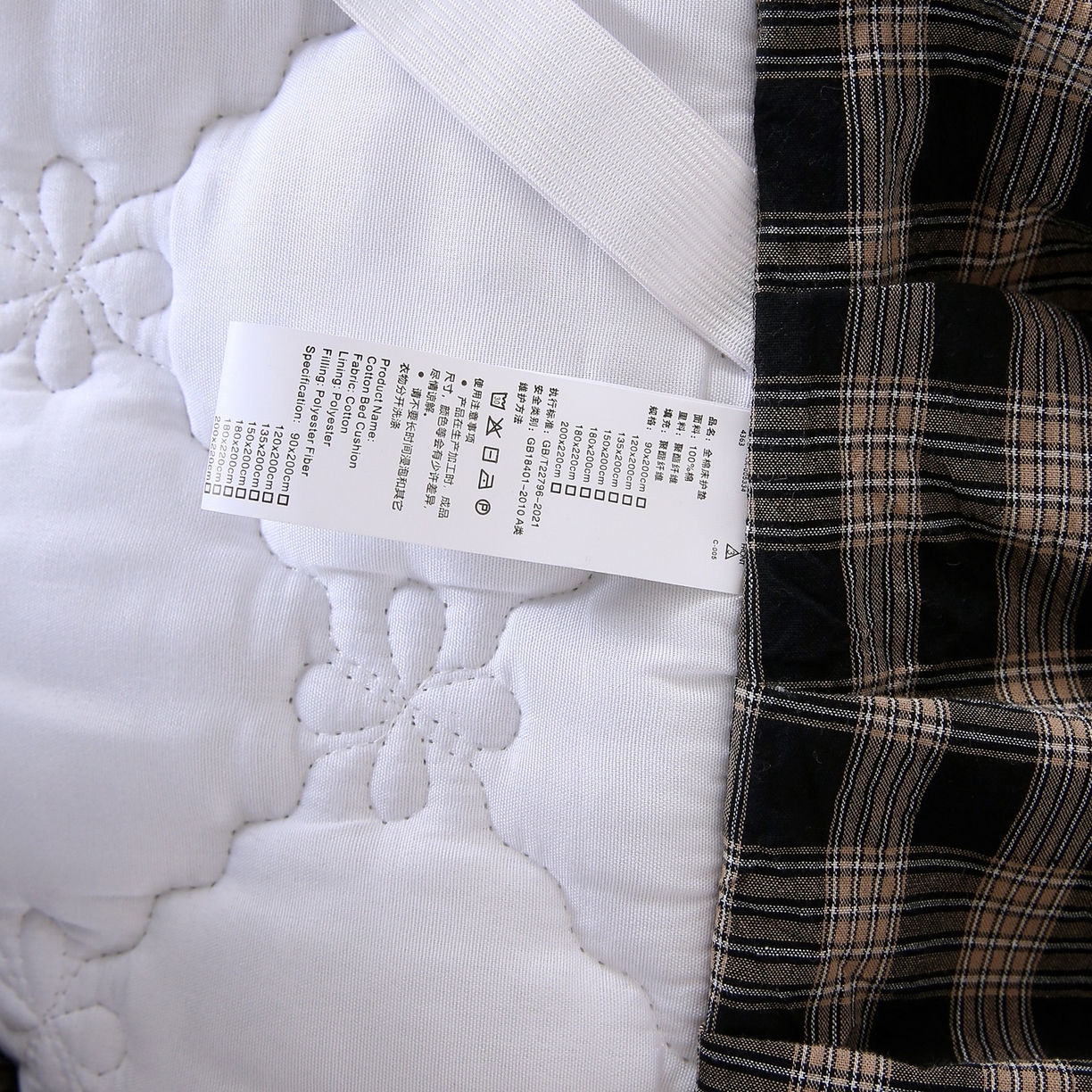 91家纺网 家纺一手货源 找家纺 乐逸家纺 2026新款无印全棉色织水洗棉夹棉床裙三件套 全棉夹棉床裙重楼黑