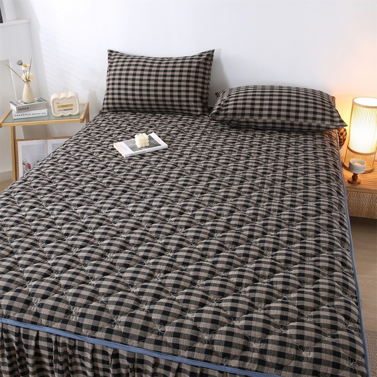 91家纺网 家纺一手货源 找家纺 乐逸家纺 2026新款无印全棉色织水洗棉夹棉床裙三件套 全棉夹棉床裙重楼黑