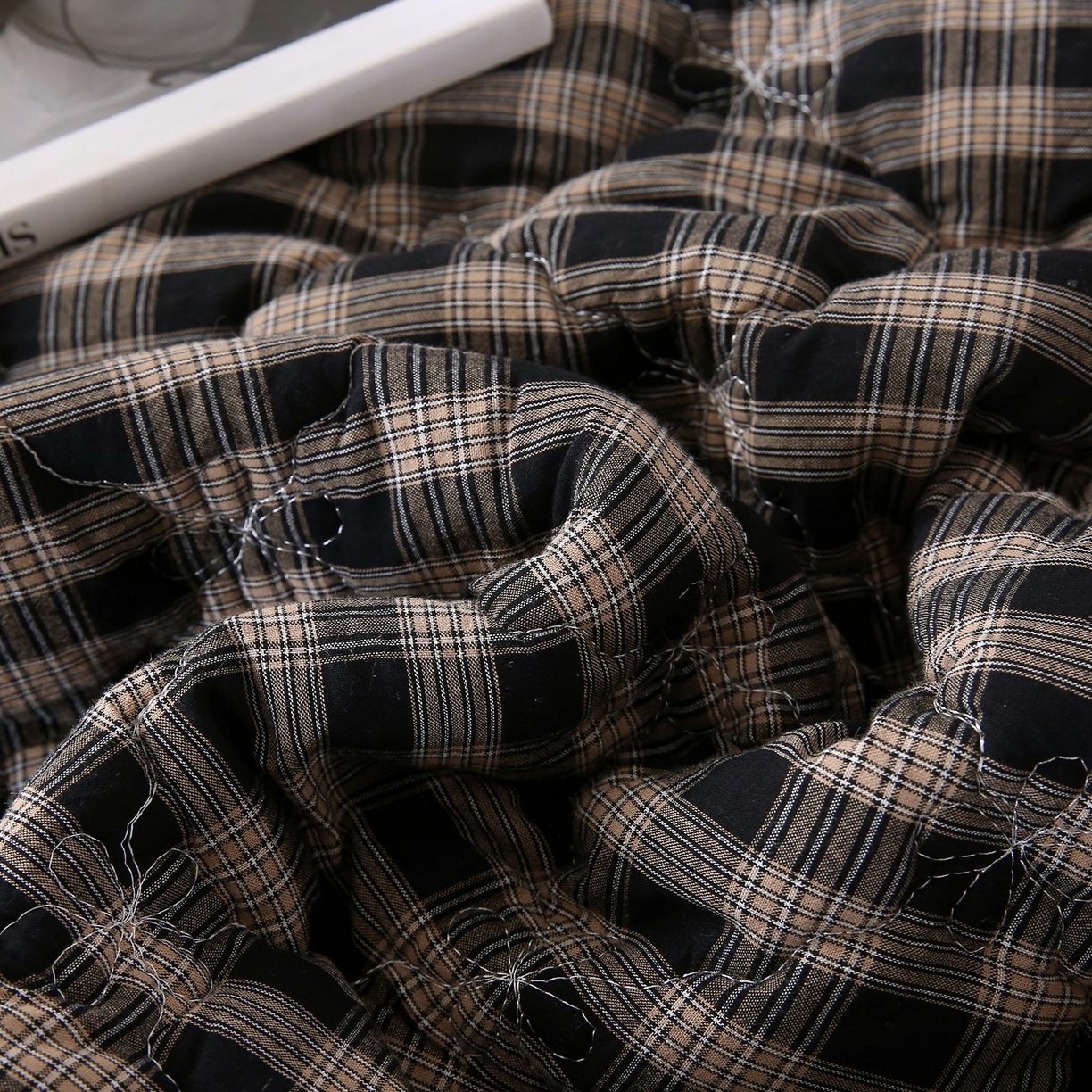 91家纺网 家纺一手货源 找家纺 乐逸家纺 2026新款无印全棉色织水洗棉夹棉床裙三件套 全棉夹棉床裙重楼黑