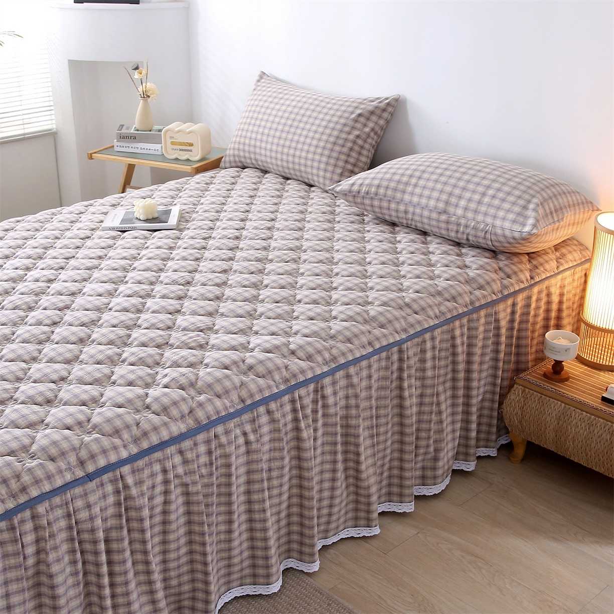 91家纺网 家纺一手货源 找家纺 乐逸家纺 2026新款无印全棉色织水洗棉夹棉床裙三件套 全棉夹棉床裙浣花灰格