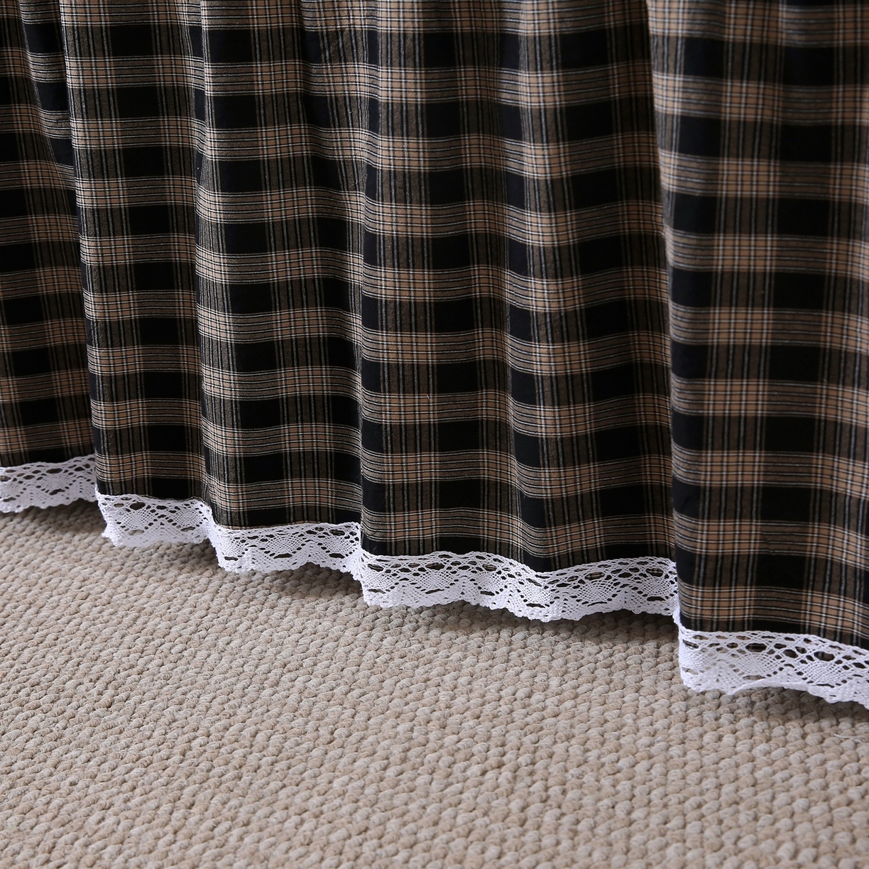 91家纺网 家纺一手货源 找家纺 乐逸家纺 2026新款无印全棉色织水洗棉夹棉床裙三件套 全棉夹棉床裙重楼黑