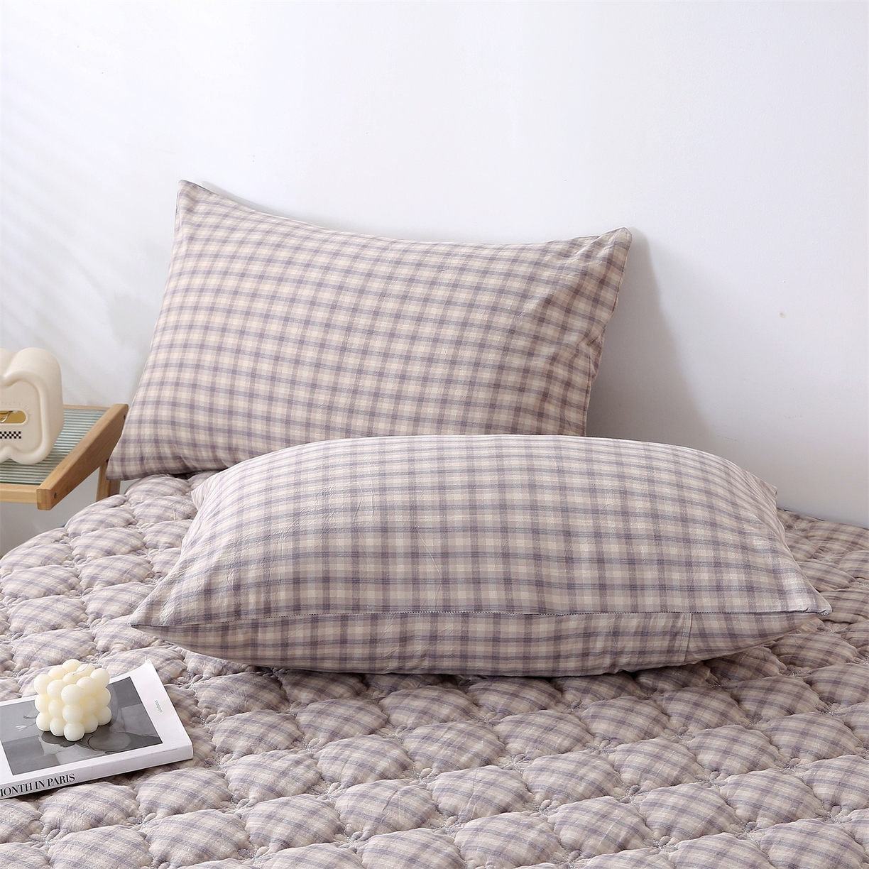 91家纺网 家纺一手货源 找家纺 乐逸家纺 2026新款无印全棉色织水洗棉夹棉床裙三件套 全棉夹棉床裙浣花灰格