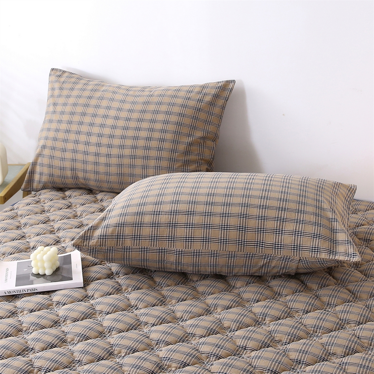 91家纺网 家纺一手货源 找家纺 乐逸家纺 2026新款无印全棉色织水洗棉夹棉床裙三件套 全棉夹棉床裙重楼焦糖咖