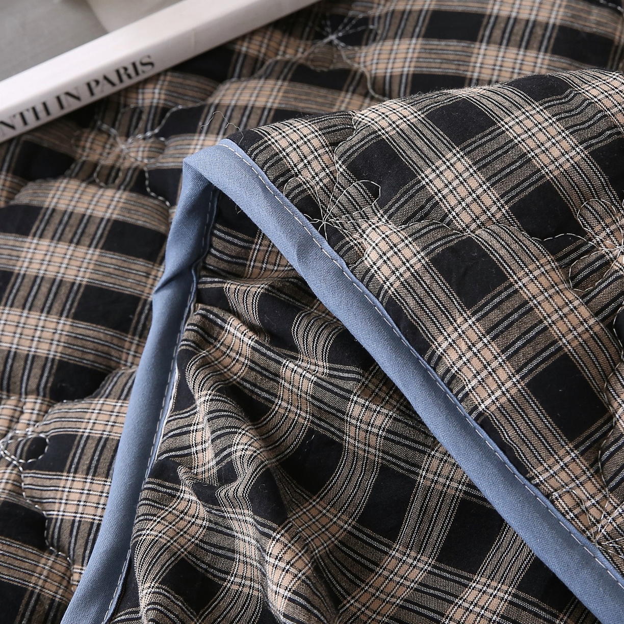 91家纺网 家纺一手货源 找家纺 乐逸家纺 2026新款无印全棉色织水洗棉夹棉床裙三件套 全棉夹棉床裙重楼黑