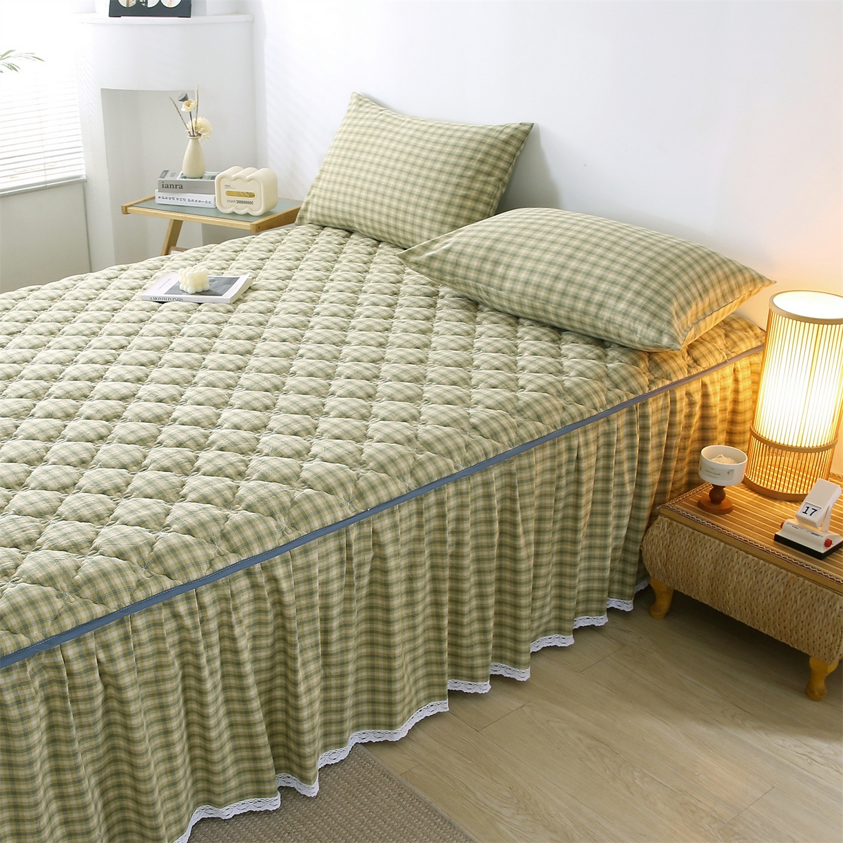 91家纺网 家纺一手货源 找家纺 乐逸家纺 2026新款无印全棉色织水洗棉夹棉床裙三件套 全棉夹棉床裙浣花草绿