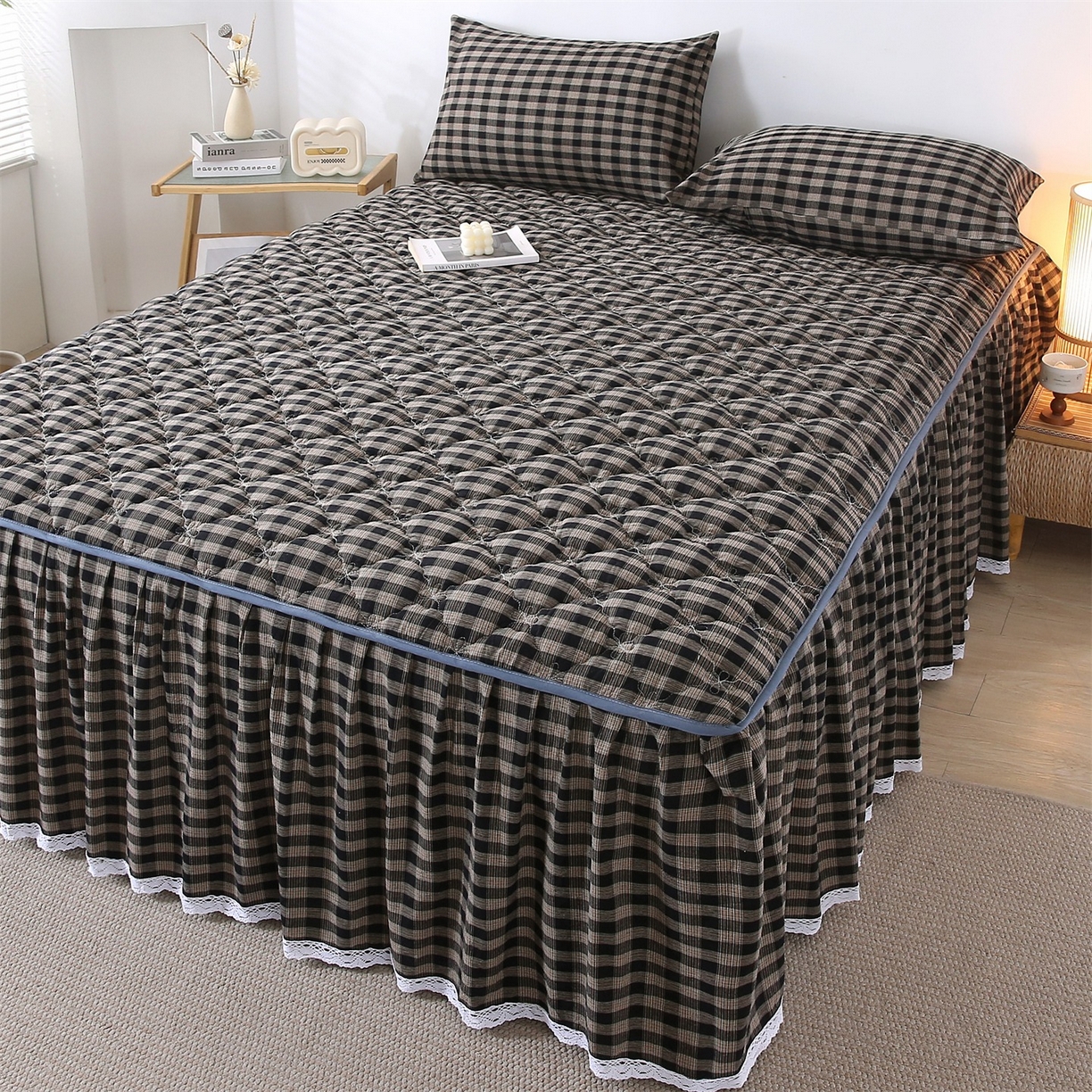 91家纺网 家纺一手货源 找家纺 乐逸家纺 2026新款无印全棉色织水洗棉夹棉床裙三件套 全棉夹棉床裙重楼黑