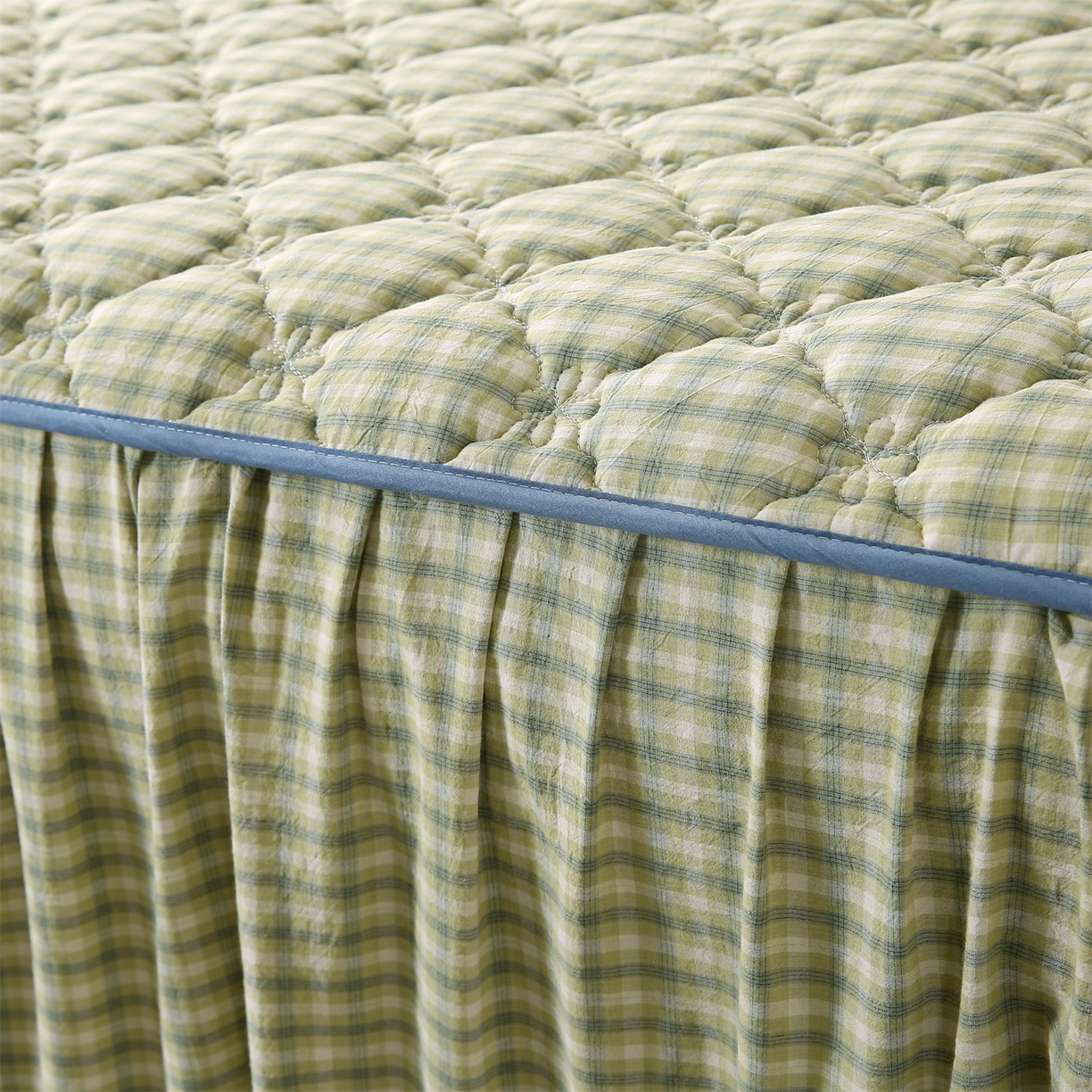 91家纺网 家纺一手货源 找家纺 乐逸家纺 2026新款无印全棉色织水洗棉夹棉床裙三件套 全棉夹棉床裙浣花草绿