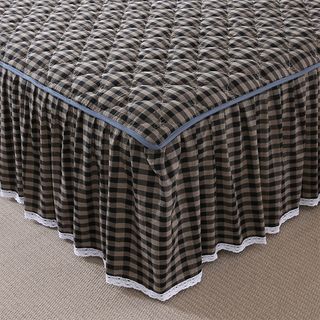 91家纺网 家纺一手货源 找家纺 乐逸家纺 2026新款无印全棉色织水洗棉夹棉床裙三件套 全棉夹棉床裙重楼黑