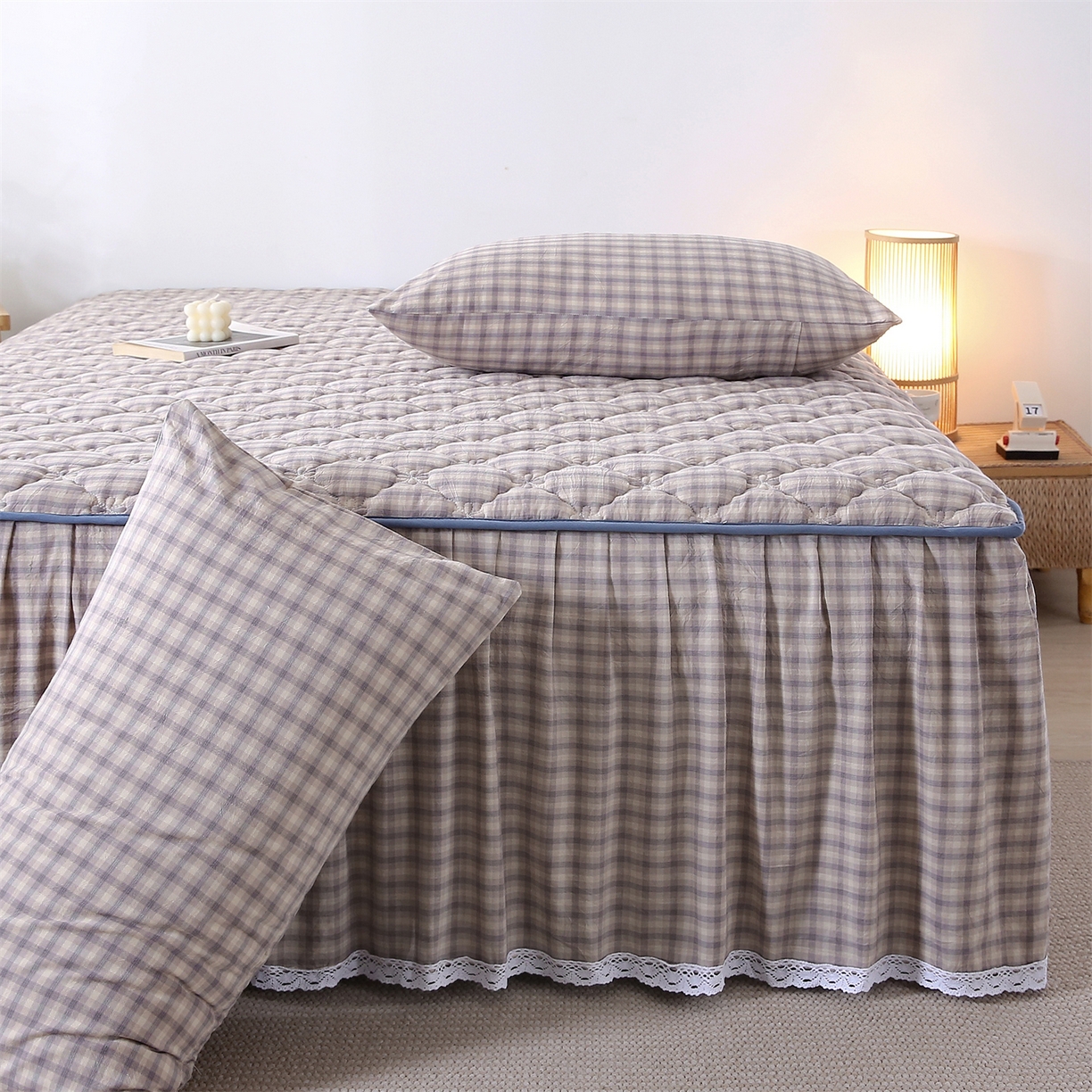 91家纺网 家纺一手货源 找家纺 乐逸家纺 2026新款无印全棉色织水洗棉夹棉床裙三件套 全棉夹棉床裙浣花灰格