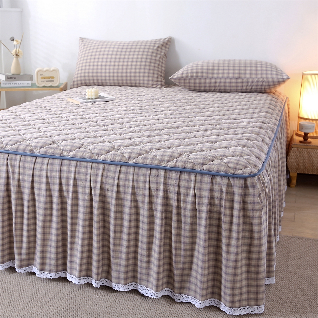 91家纺网 家纺一手货源 找家纺 乐逸家纺 2026新款无印全棉色织水洗棉夹棉床裙三件套 全棉夹棉床裙浣花灰格