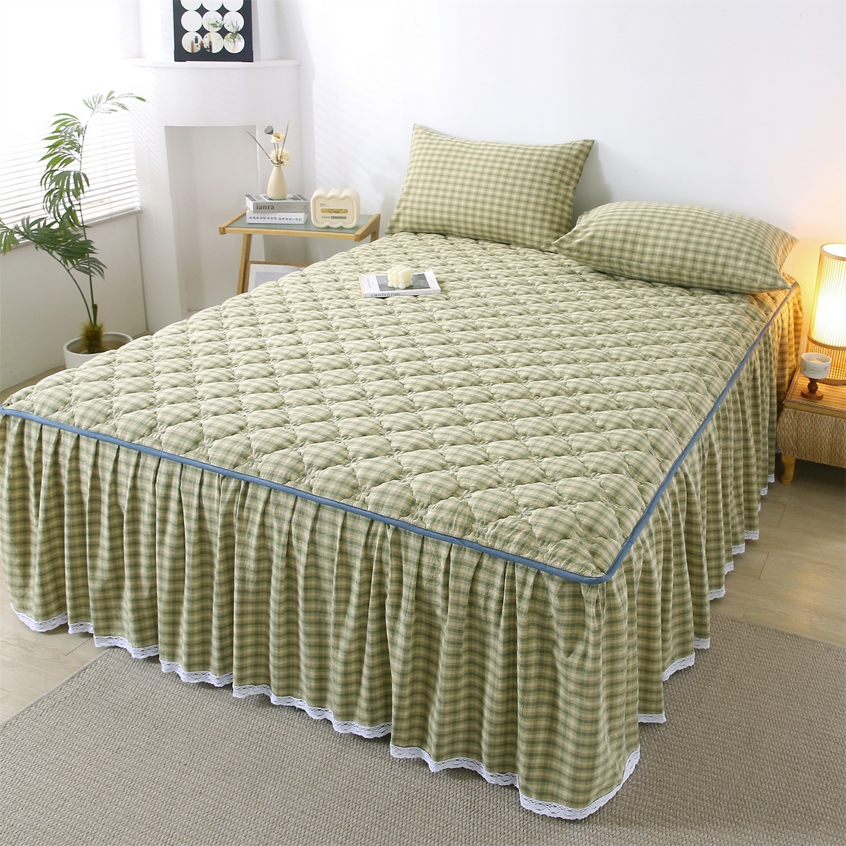 91家纺网 家纺一手货源 找家纺 乐逸家纺 2026新款无印全棉色织水洗棉夹棉床裙三件套 全棉夹棉床裙浣花草绿