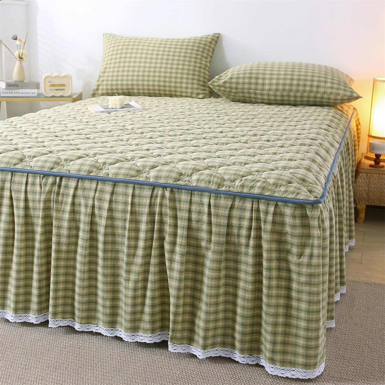 91家纺网 家纺一手货源 找家纺 乐逸家纺 2026新款无印全棉色织水洗棉夹棉床裙三件套 全棉夹棉床裙浣花草绿