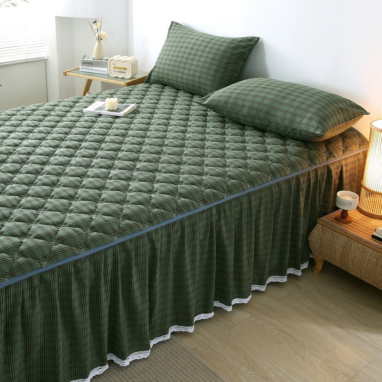 91家纺网 家纺一手货源 找家纺 乐逸家纺 2026新款无印全棉色织水洗棉夹棉床裙三件套 全棉夹棉床裙重楼绿