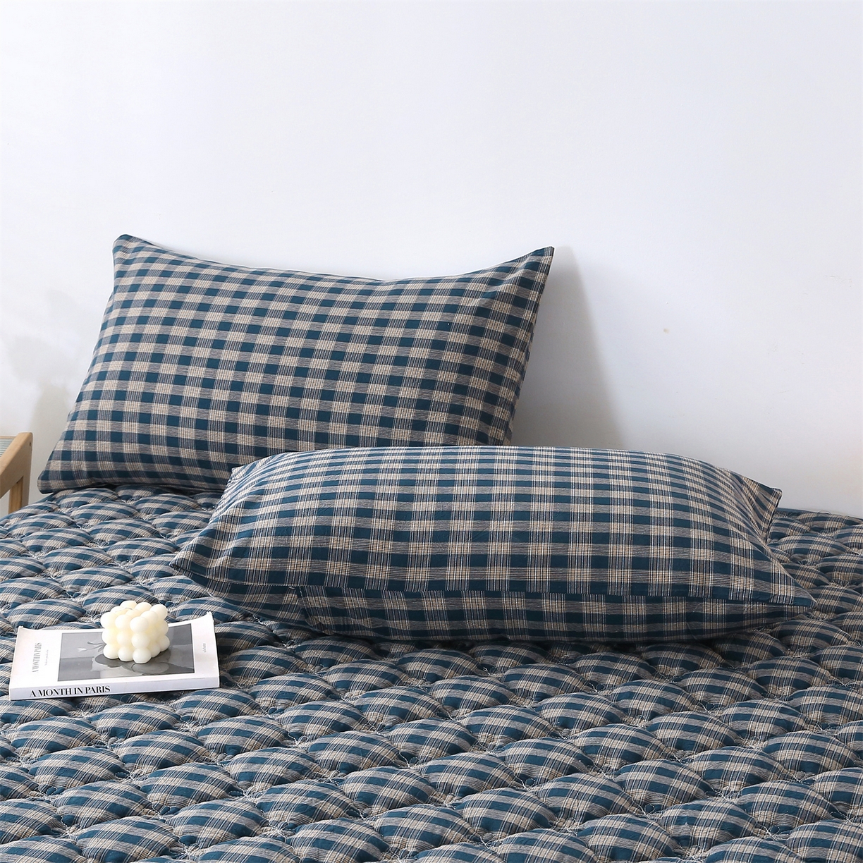 91家纺网 家纺一手货源 找家纺 乐逸家纺 2026新款无印全棉色织水洗棉夹棉床裙三件套 全棉夹棉床裙重楼蓝格