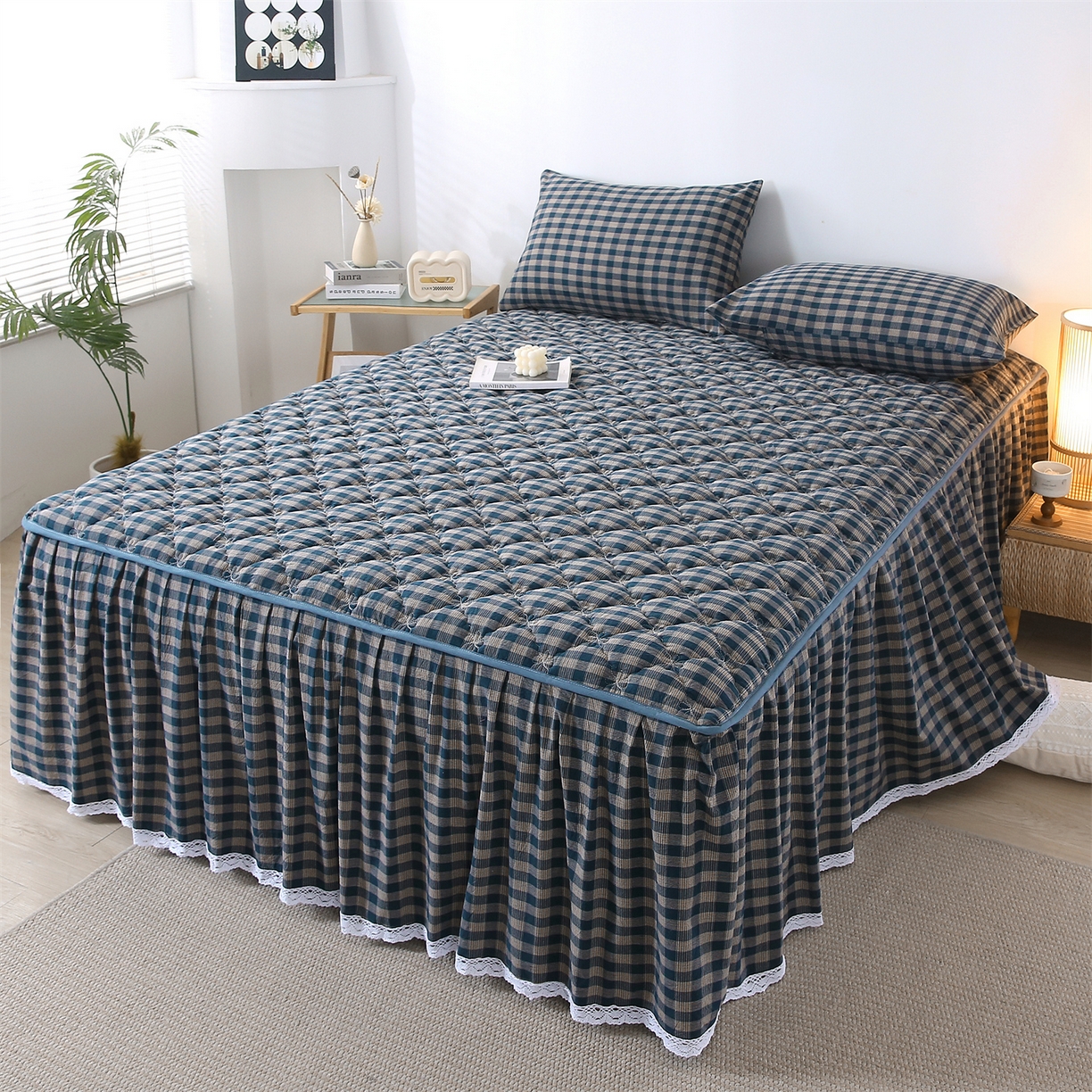 91家纺网 家纺一手货源 找家纺 乐逸家纺 2026新款无印全棉色织水洗棉夹棉床裙三件套 全棉夹棉床裙重楼蓝格