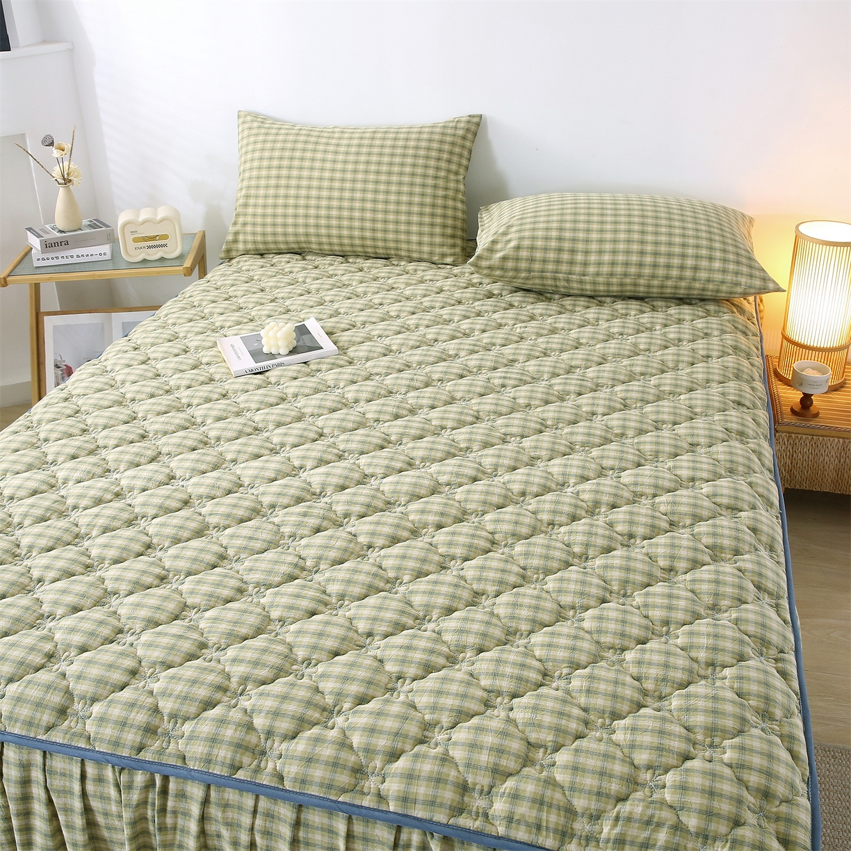 91家纺网 家纺一手货源 找家纺 乐逸家纺 2026新款无印全棉色织水洗棉夹棉床裙三件套 全棉夹棉床裙浣花草绿