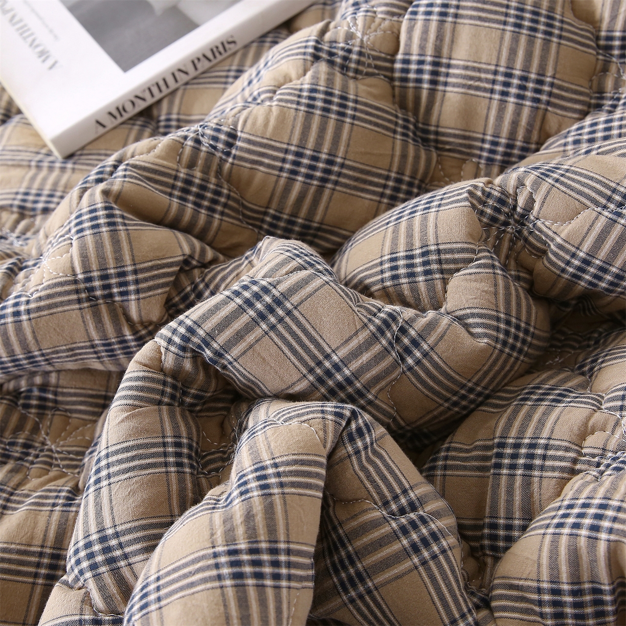 91家纺网 家纺一手货源 找家纺 乐逸家纺 2026新款无印全棉色织水洗棉夹棉床裙三件套 全棉夹棉床裙重楼焦糖咖