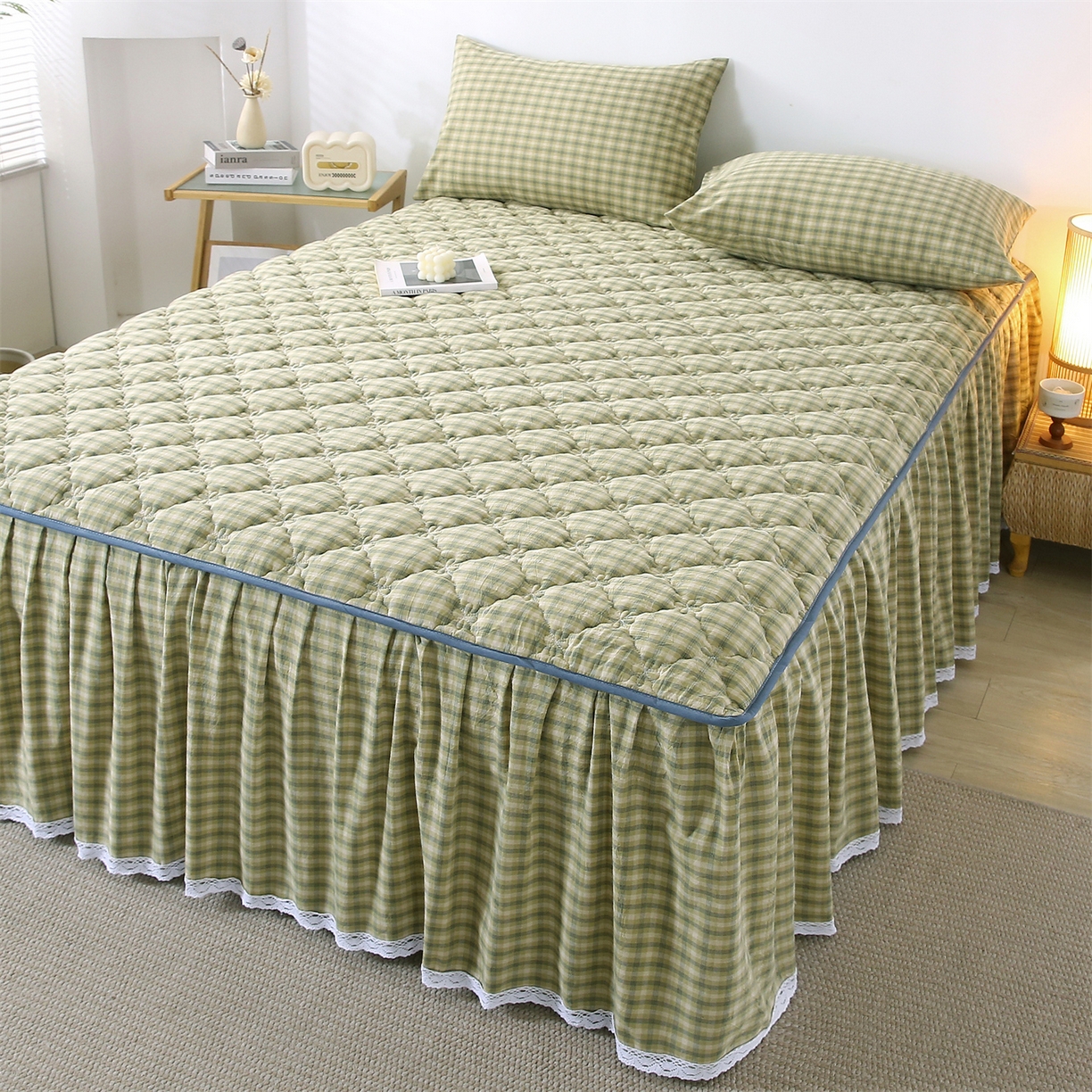 91家纺网 家纺一手货源 找家纺 乐逸家纺 2026新款无印全棉色织水洗棉夹棉床裙三件套 全棉夹棉床裙浣花草绿