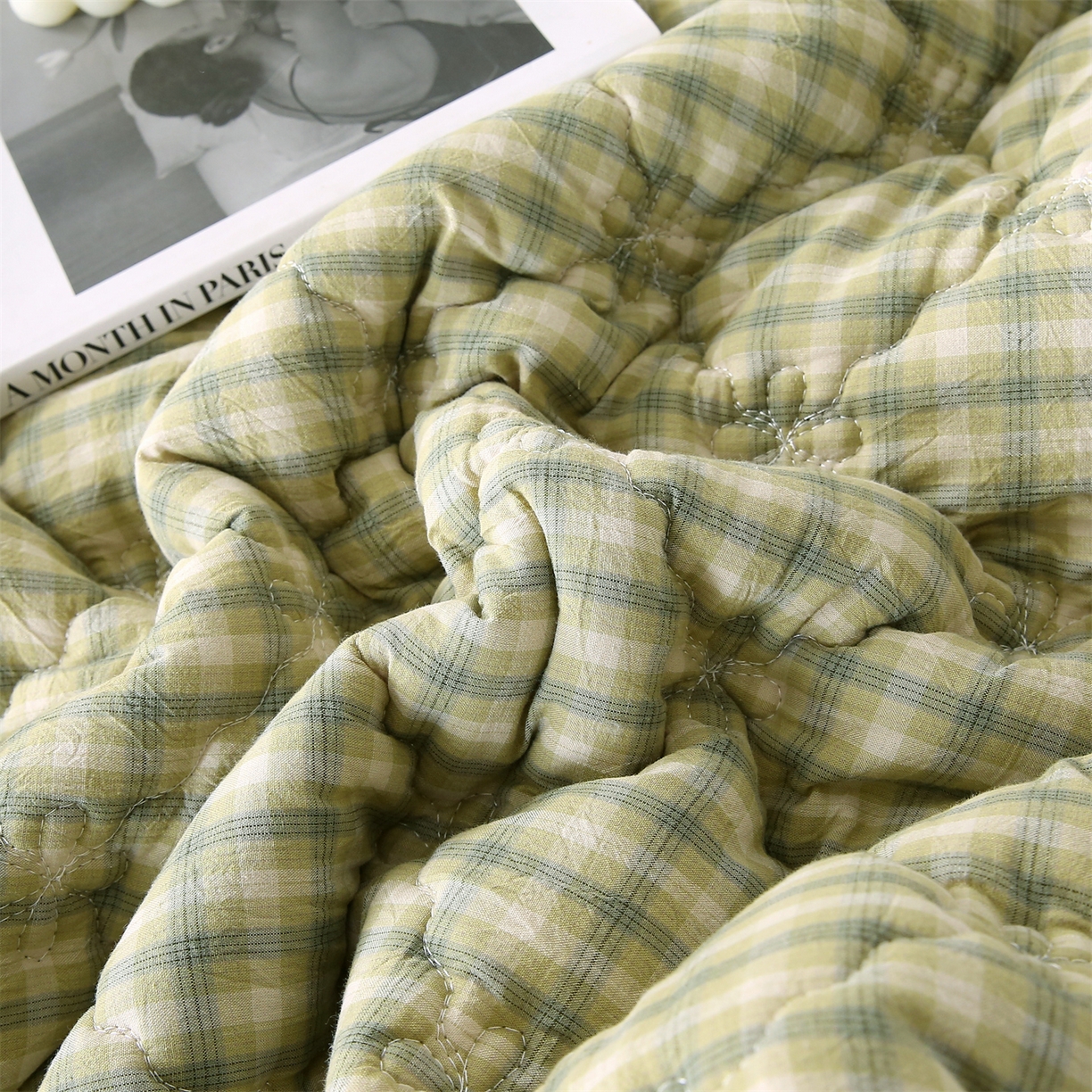 91家纺网 家纺一手货源 找家纺 乐逸家纺 2026新款无印全棉色织水洗棉夹棉床裙三件套 全棉夹棉床裙浣花草绿