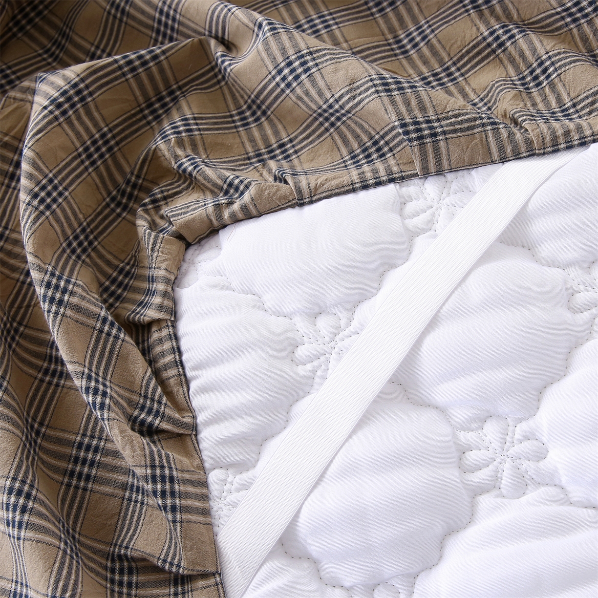 91家纺网 家纺一手货源 找家纺 乐逸家纺 2026新款无印全棉色织水洗棉夹棉床裙三件套 全棉夹棉床裙重楼焦糖咖