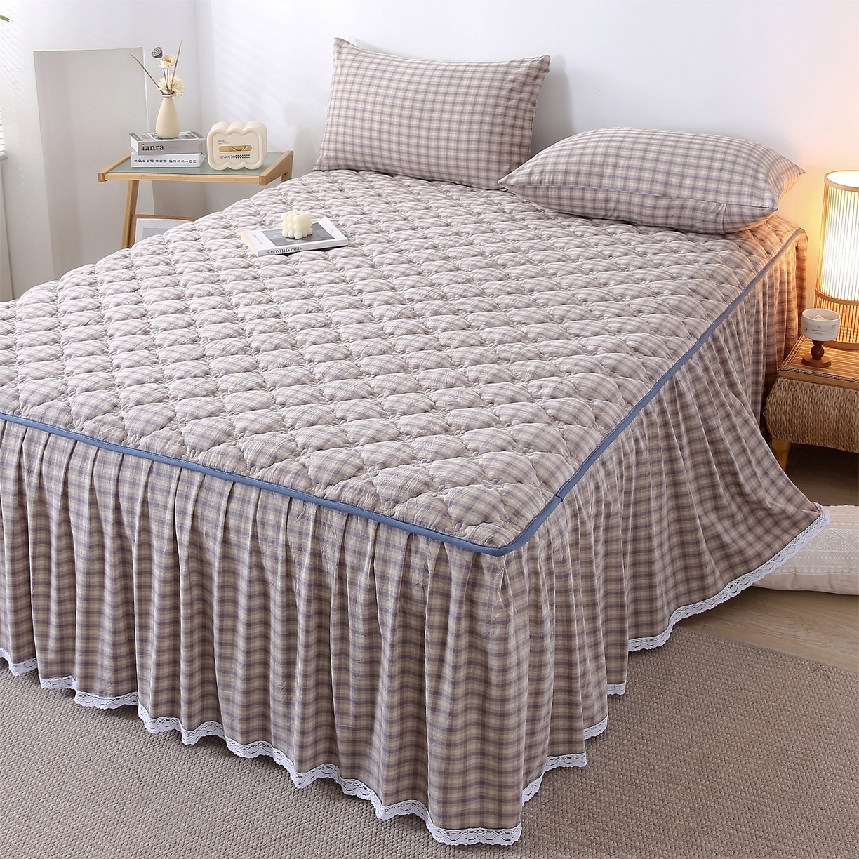 91家纺网 家纺一手货源 找家纺 乐逸家纺 2026新款无印全棉色织水洗棉夹棉床裙三件套 全棉夹棉床裙浣花灰格