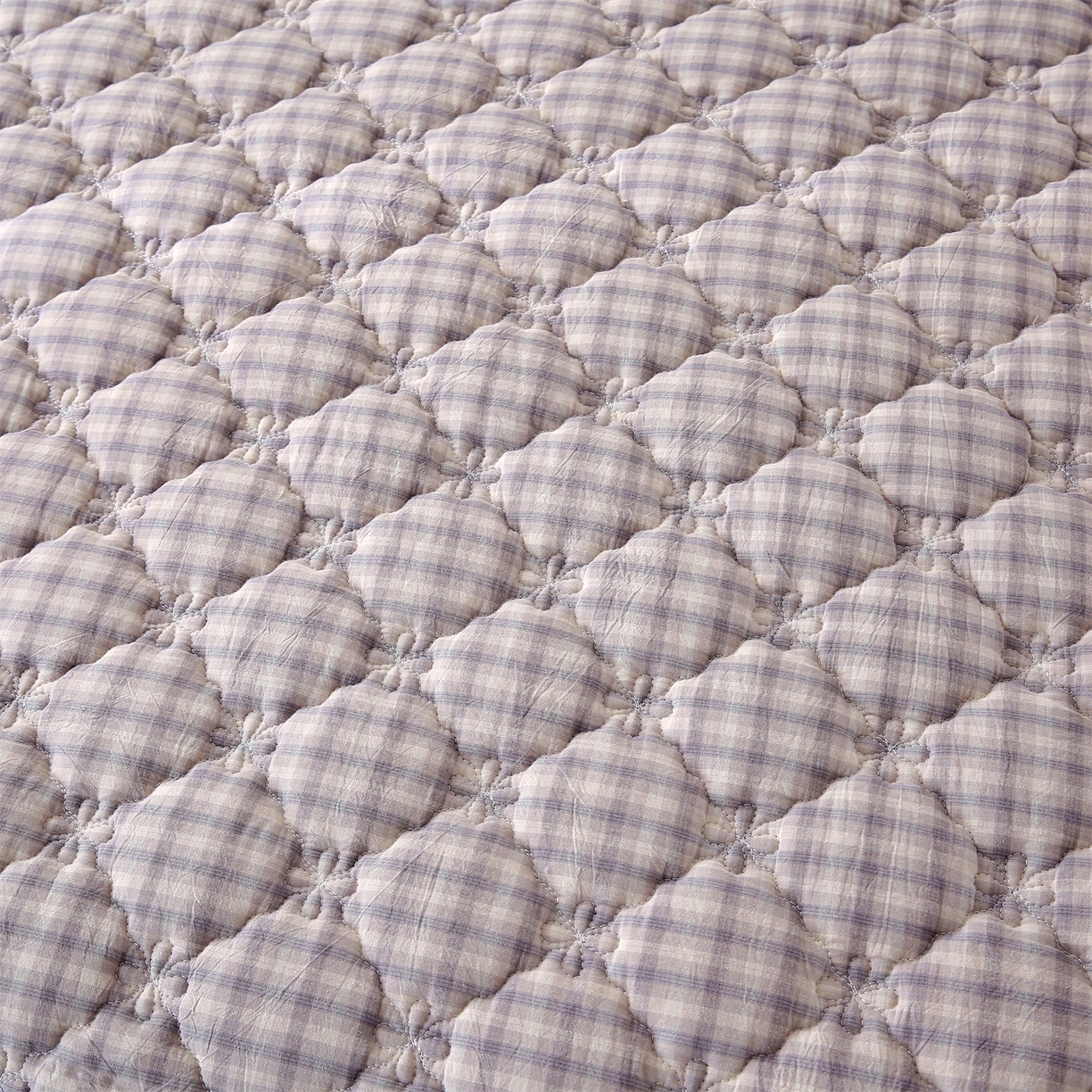 91家纺网 家纺一手货源 找家纺 乐逸家纺 2026新款无印全棉色织水洗棉夹棉床裙三件套 全棉夹棉床裙浣花灰格