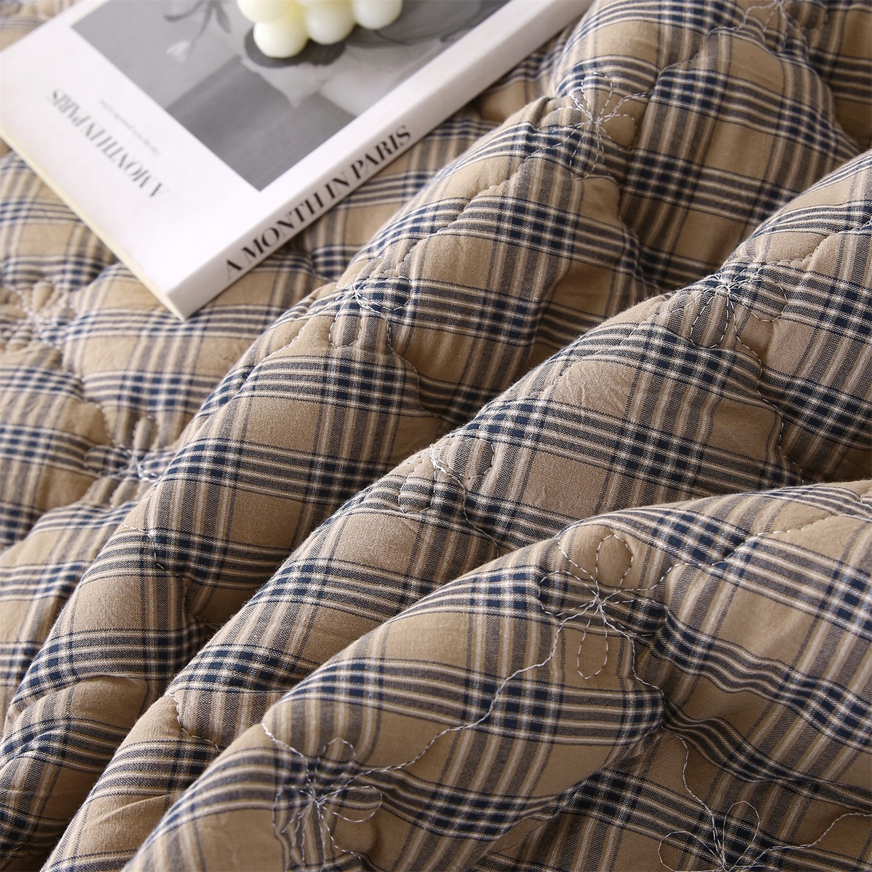 91家纺网 家纺一手货源 找家纺 乐逸家纺 2026新款无印全棉色织水洗棉夹棉床裙三件套 全棉夹棉床裙重楼焦糖咖