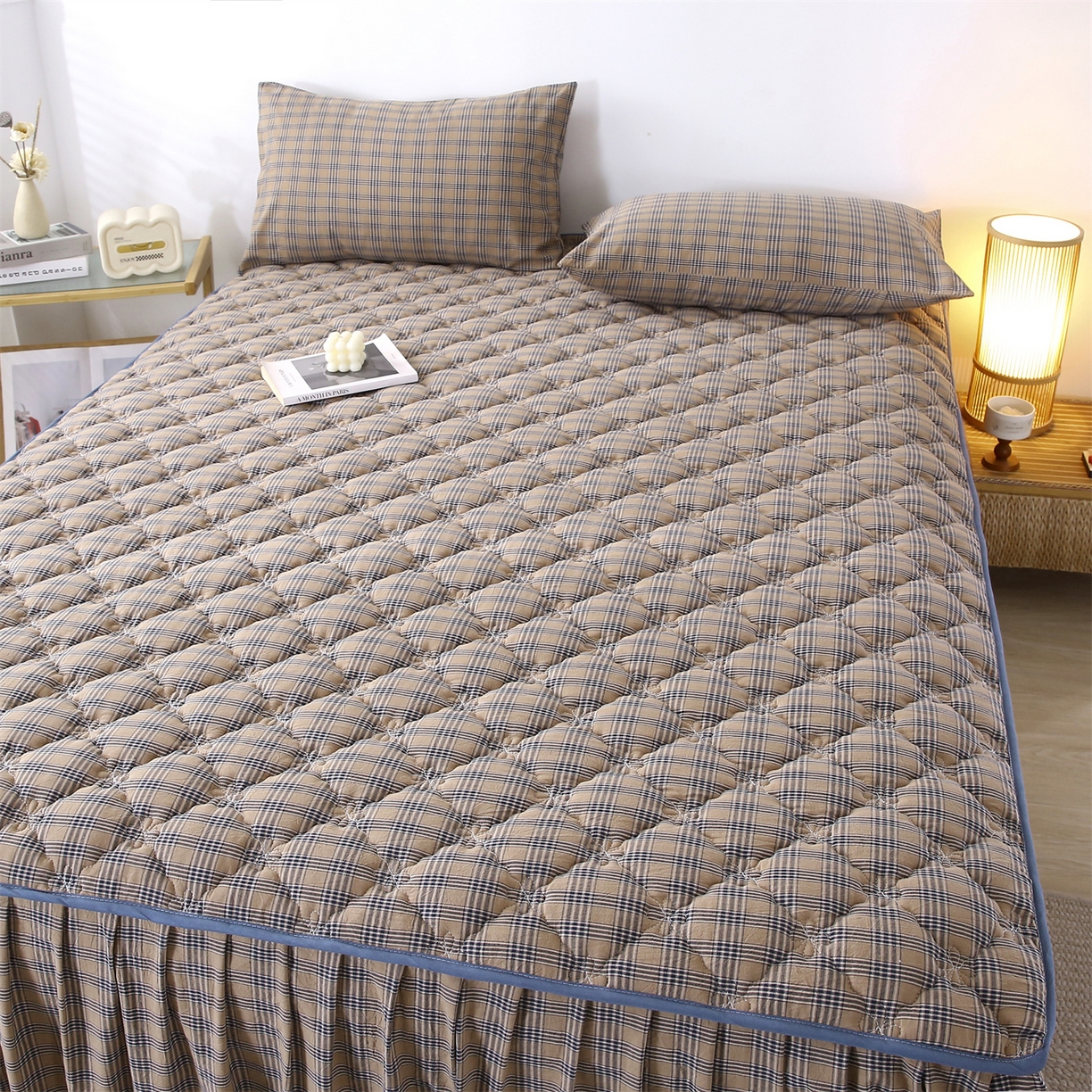 91家纺网 家纺一手货源 找家纺 乐逸家纺 2026新款无印全棉色织水洗棉夹棉床裙三件套 全棉夹棉床裙重楼焦糖咖