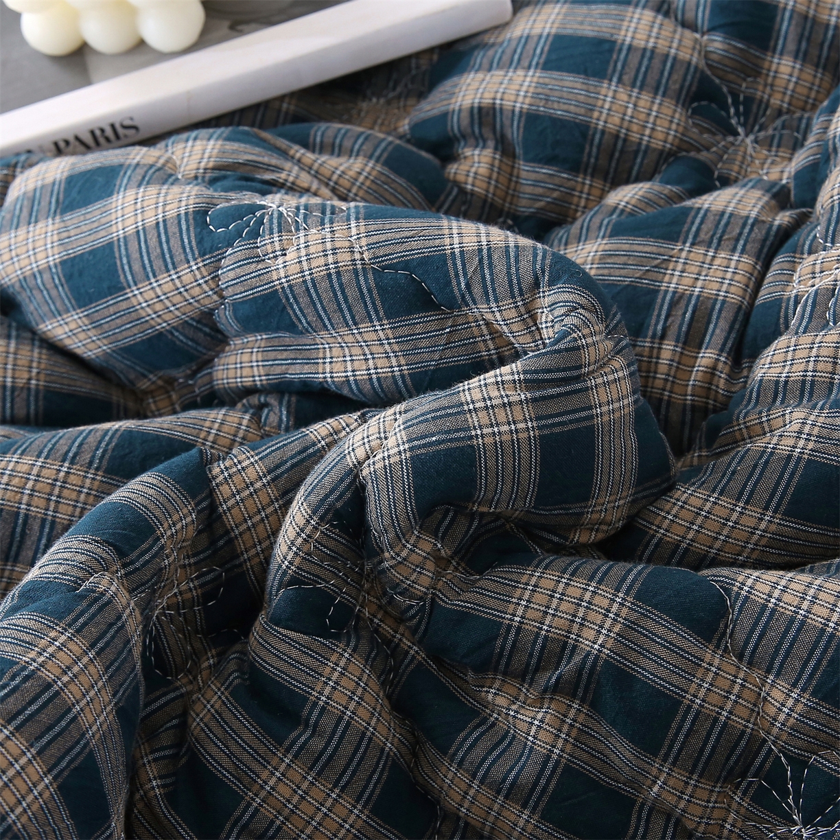 91家纺网 家纺一手货源 找家纺 乐逸家纺 2026新款无印全棉色织水洗棉夹棉床裙三件套 全棉夹棉床裙重楼蓝格