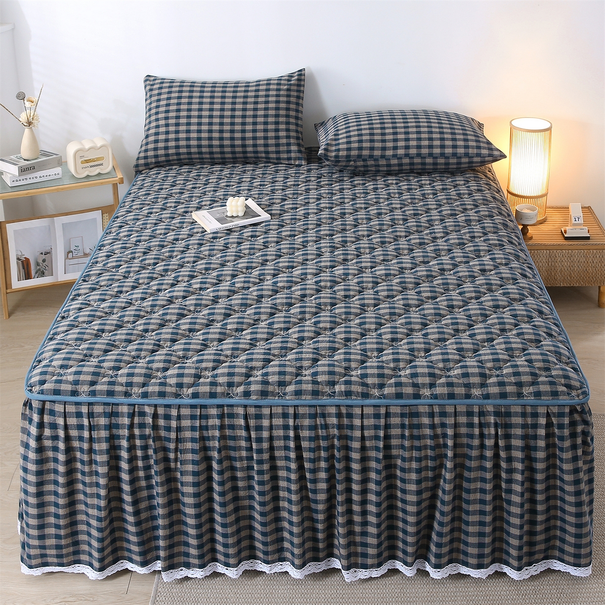 乐逸家纺 2026新款无印全棉色织水洗棉夹棉床裙三件套 全棉夹棉床裙重楼蓝格