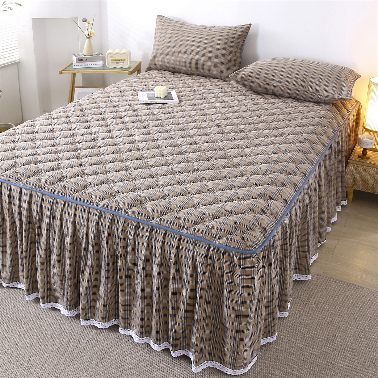 91家纺网 家纺一手货源 找家纺 乐逸家纺 2026新款无印全棉色织水洗棉夹棉床裙三件套 全棉夹棉床裙重楼焦糖咖