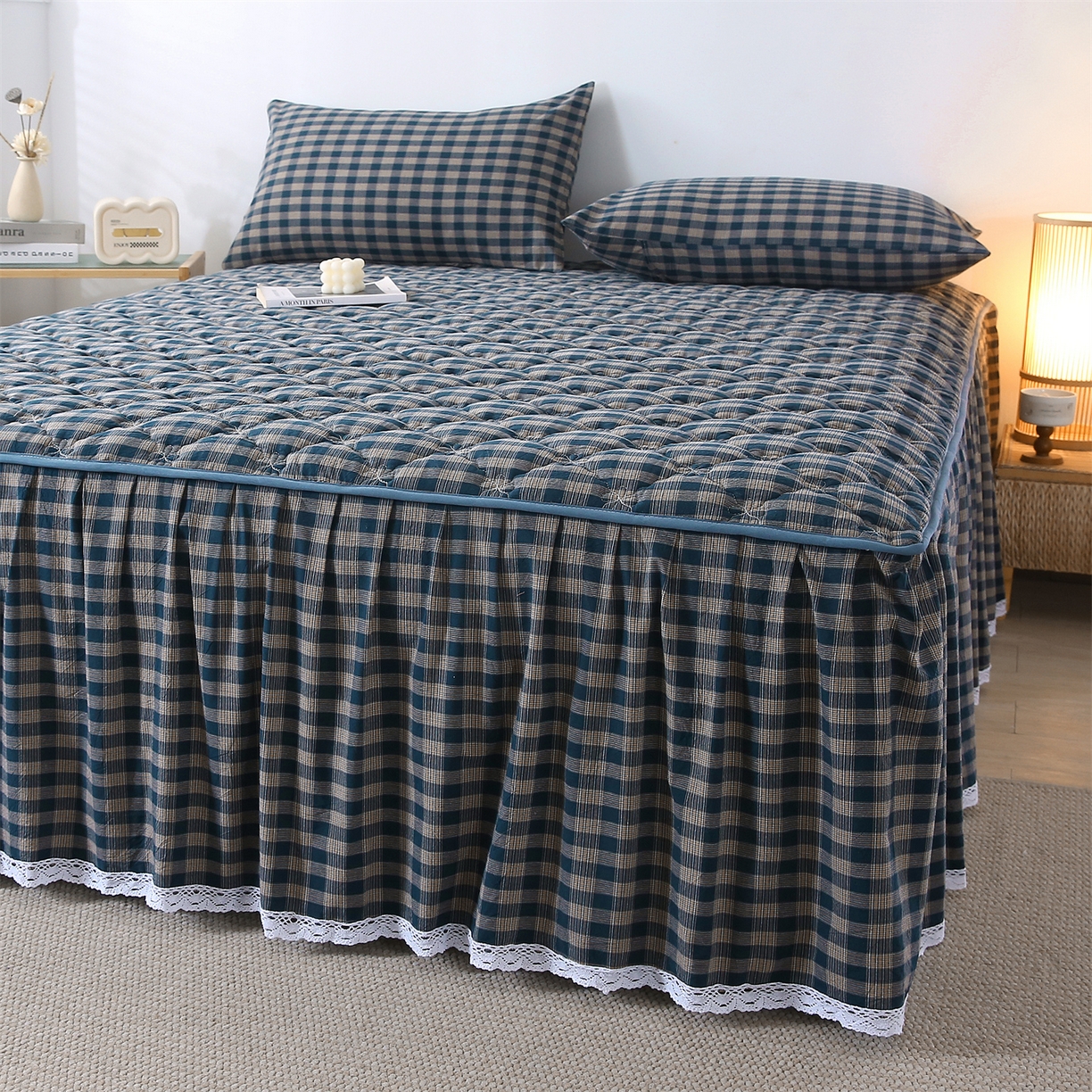 91家纺网 家纺一手货源 找家纺 乐逸家纺 2026新款无印全棉色织水洗棉夹棉床裙三件套 全棉夹棉床裙重楼蓝格